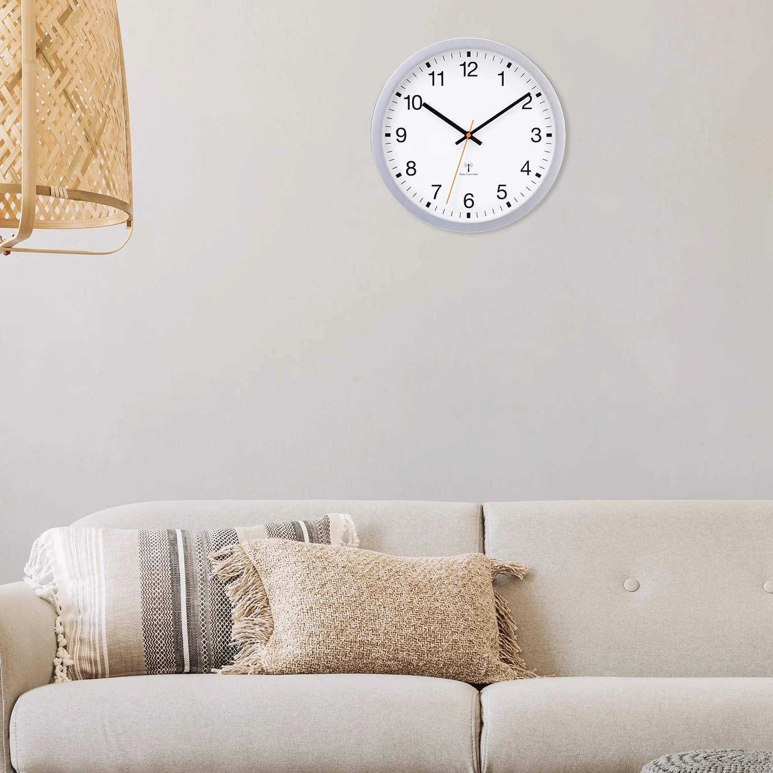 VIVILINEN Cichy sterowany radiowy zegar ścienny 30 cm nowoczesny design srebrny