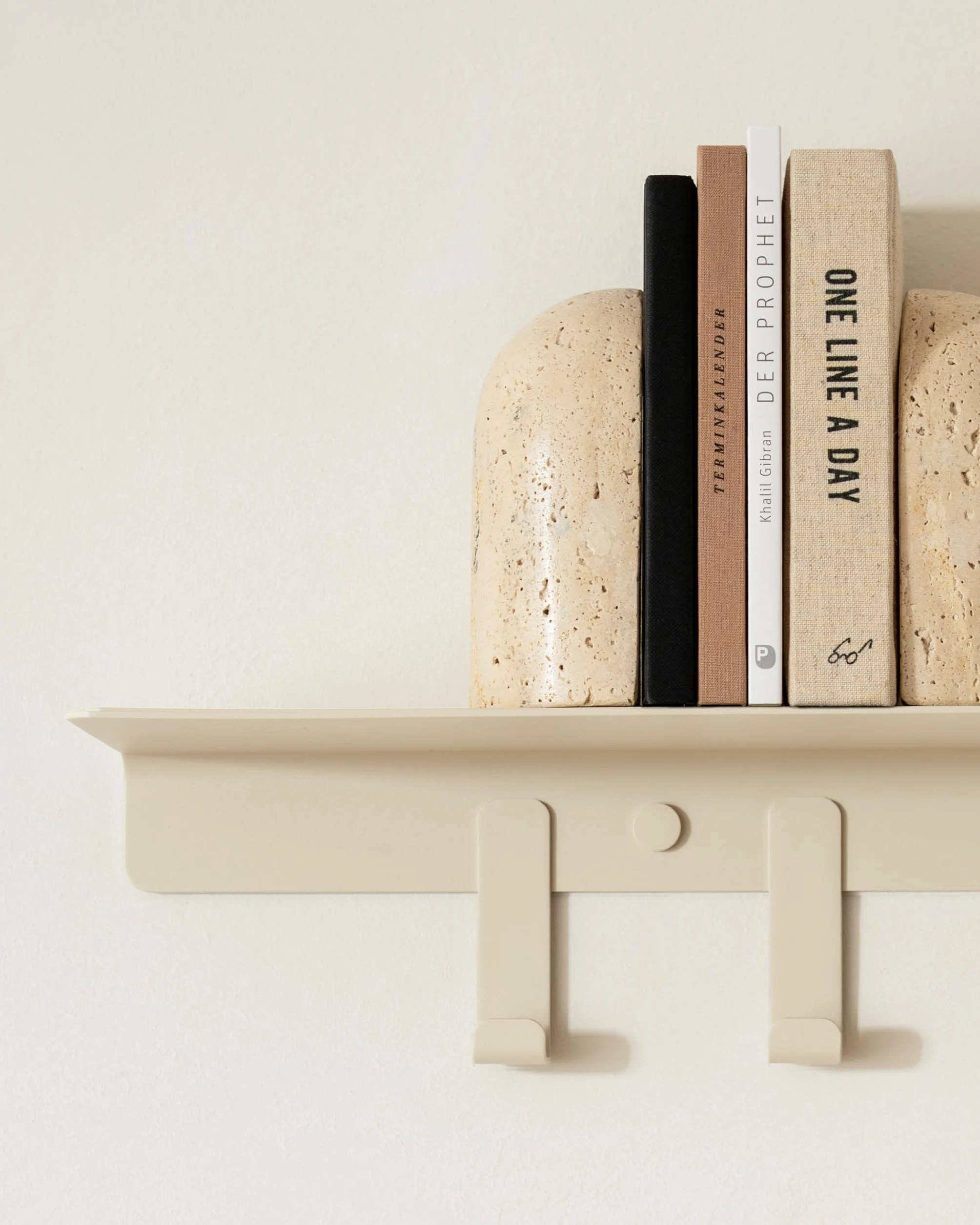 KAZAI. Wieszak ścienny 'Holmsen' | Nowoczesny wieszak z półką | Designerska listwa wieszakowa do przedpokoju z metalu | Listwa z haczykami do montażu na ścianie | Taupe Piaskowy