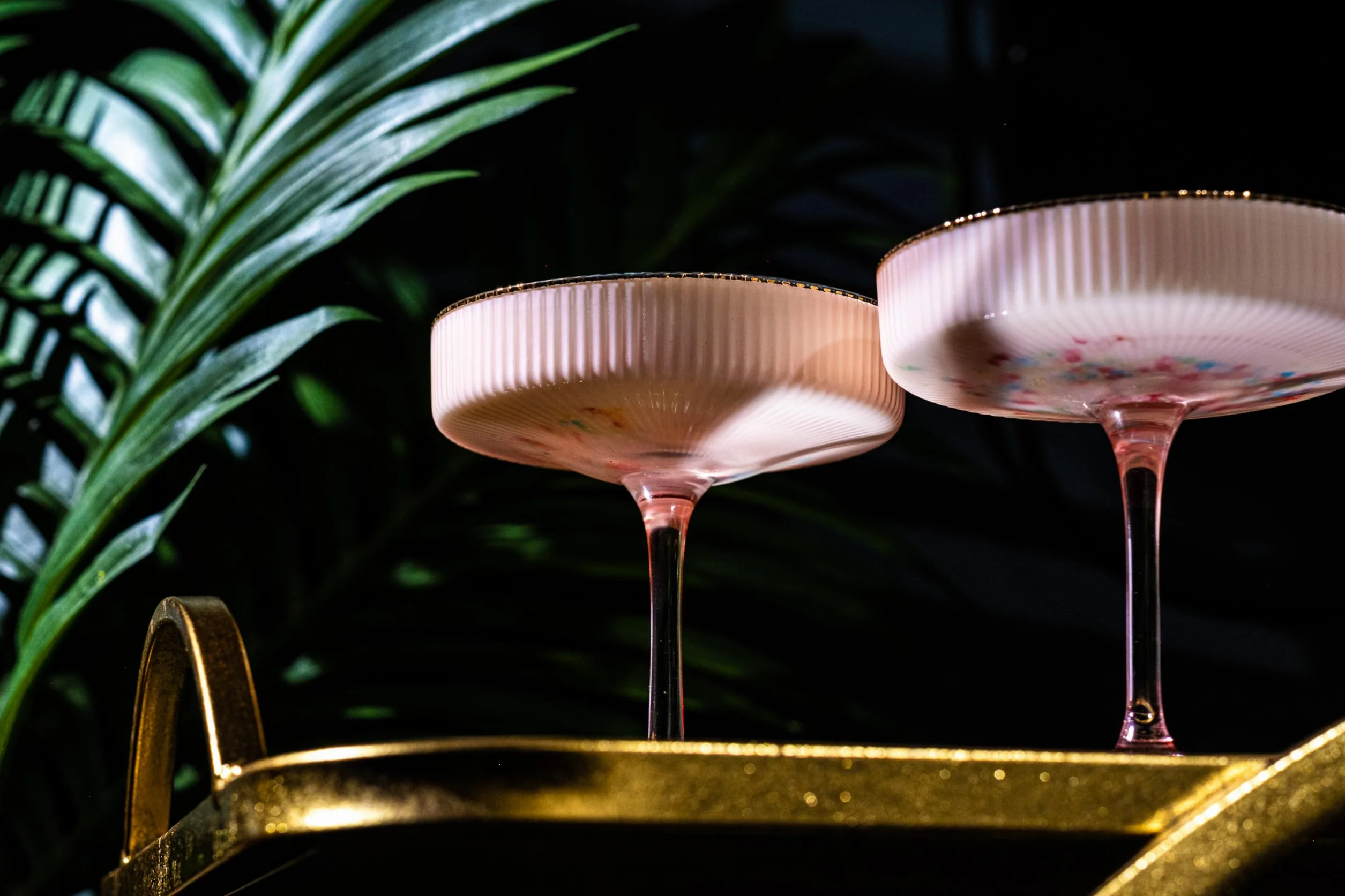 Coupe Prążkowane szklanki do koktajli w delikatnym różowym kolorze ze złotą krawędzią w stylu vinatge, art deco, 4 sztuki, 200 ml do szampana, espresso Martini, Cosmopolitan, Daiquiri, kryształowe
