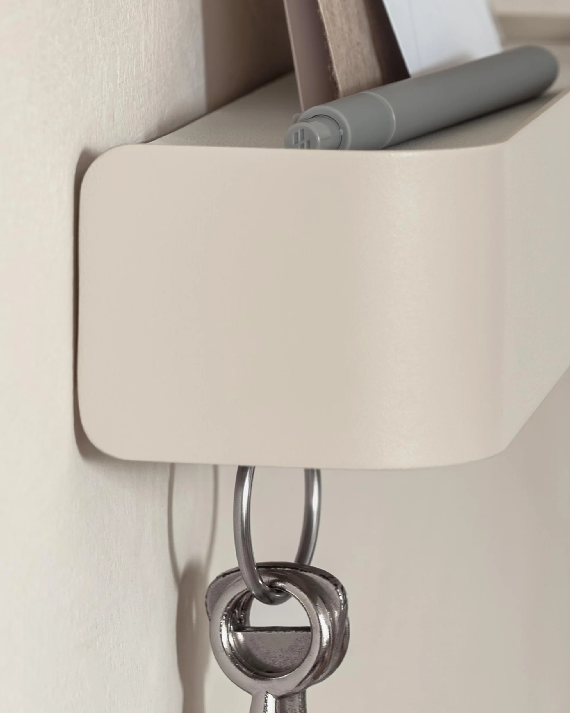 KAZAI. Wieszak na klucze 'Tone' | Minimalistyczny design wieszaków na klucze z Berlina | Nowoczesny uchwyt z metalową półką | Tablica jako mebel przedpokoju na ścianę | Taupe Piaskowy
