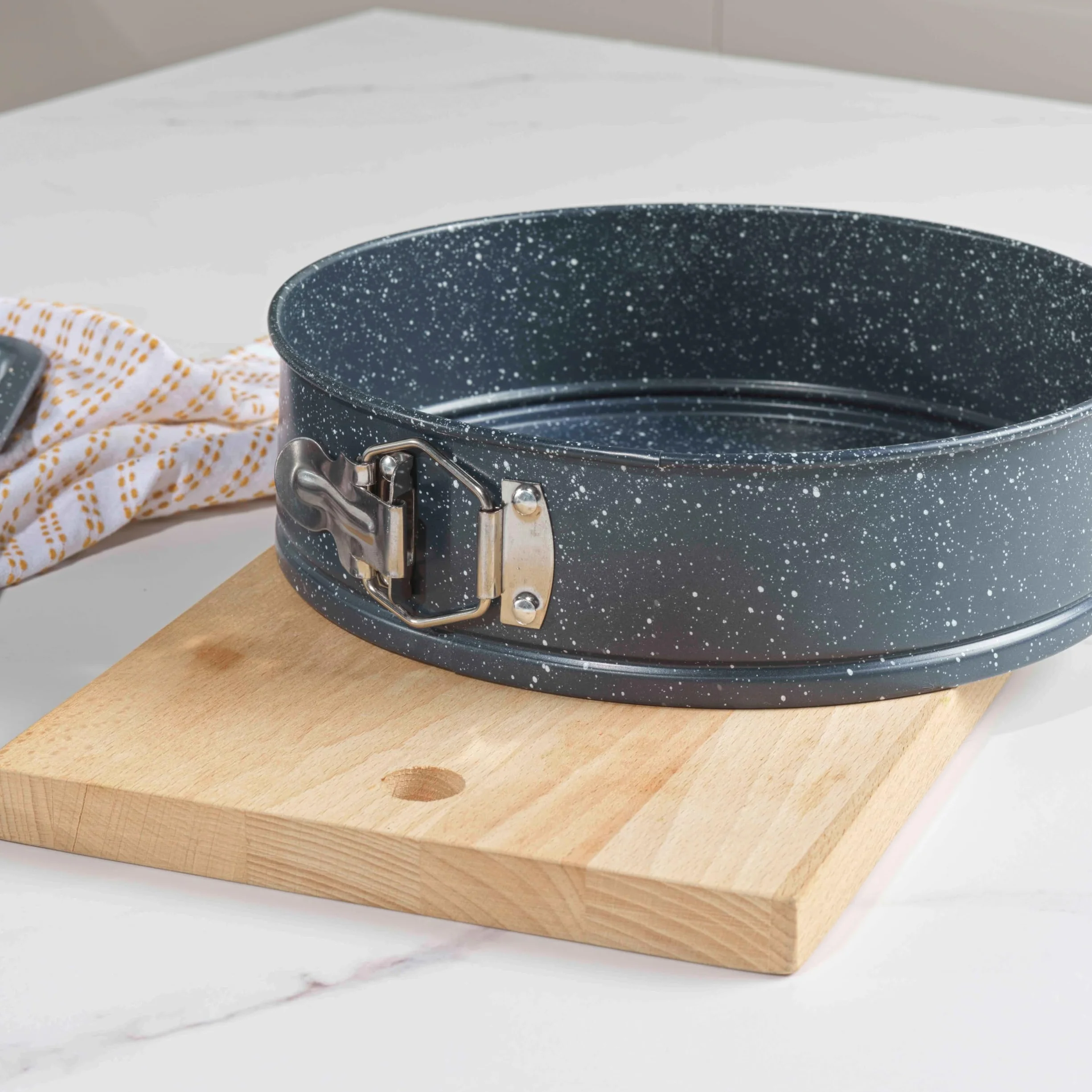 Russell Hobbs Nightfall Stone Tortownice z Wyjmowanym Dnem - Zestaw 2 Okrągłych Foremek do Pieczenia o Średnicy 24 cm, Xylan Nieprzywierająca, Łatwe Wyjmowanie Spodu, Stal Węglowa, Bez PFOA