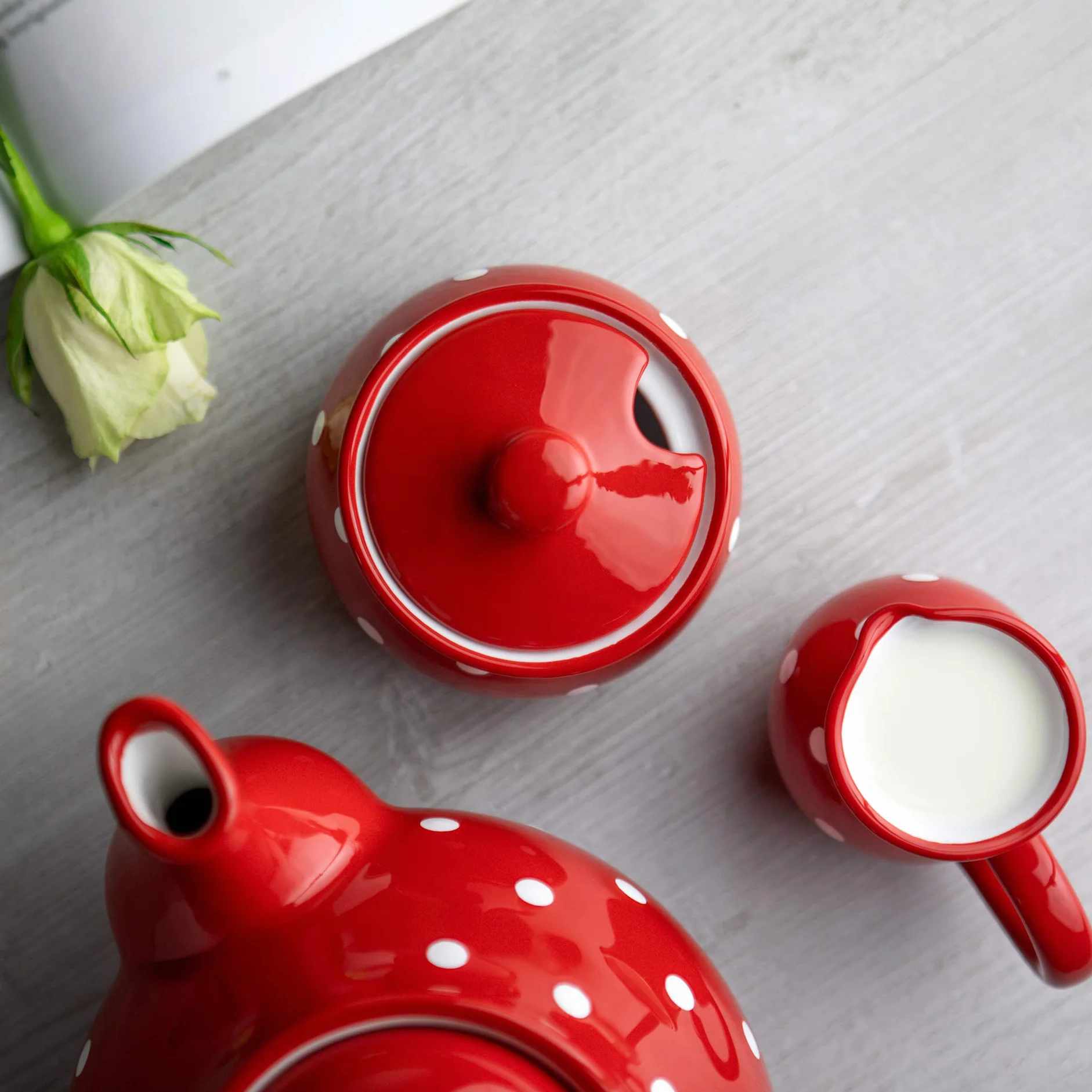 Ręcznie malowana ceramiczna cukiernica z pokrywką w kropki, czerwona i biała, pojemnik na miód dżem