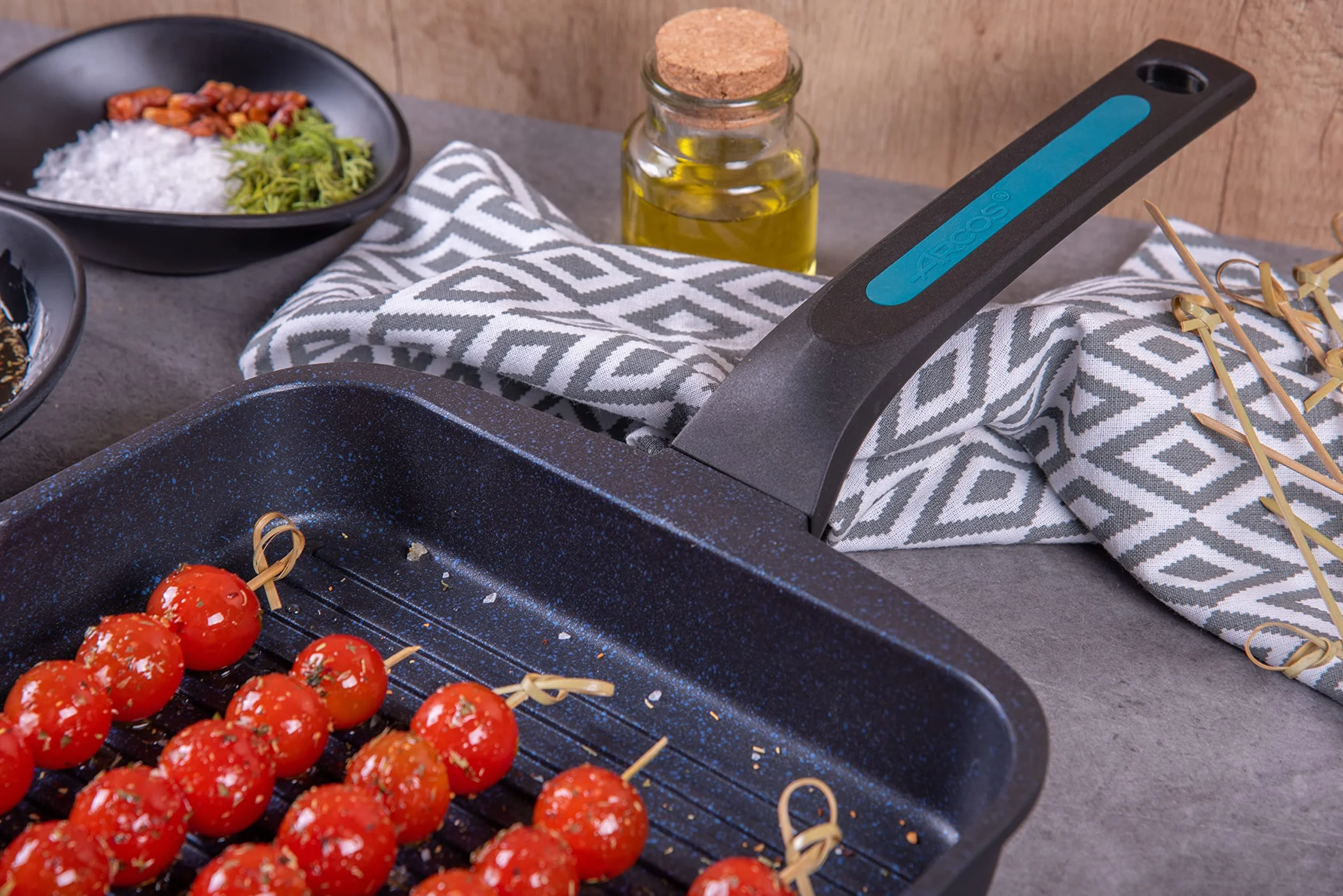 Arcos Seria Thera Grill nieprzywierający 24x24 cm odlew aluminiowy ergonomiczny uchwyt z tworzywa sztucznego i silikonu