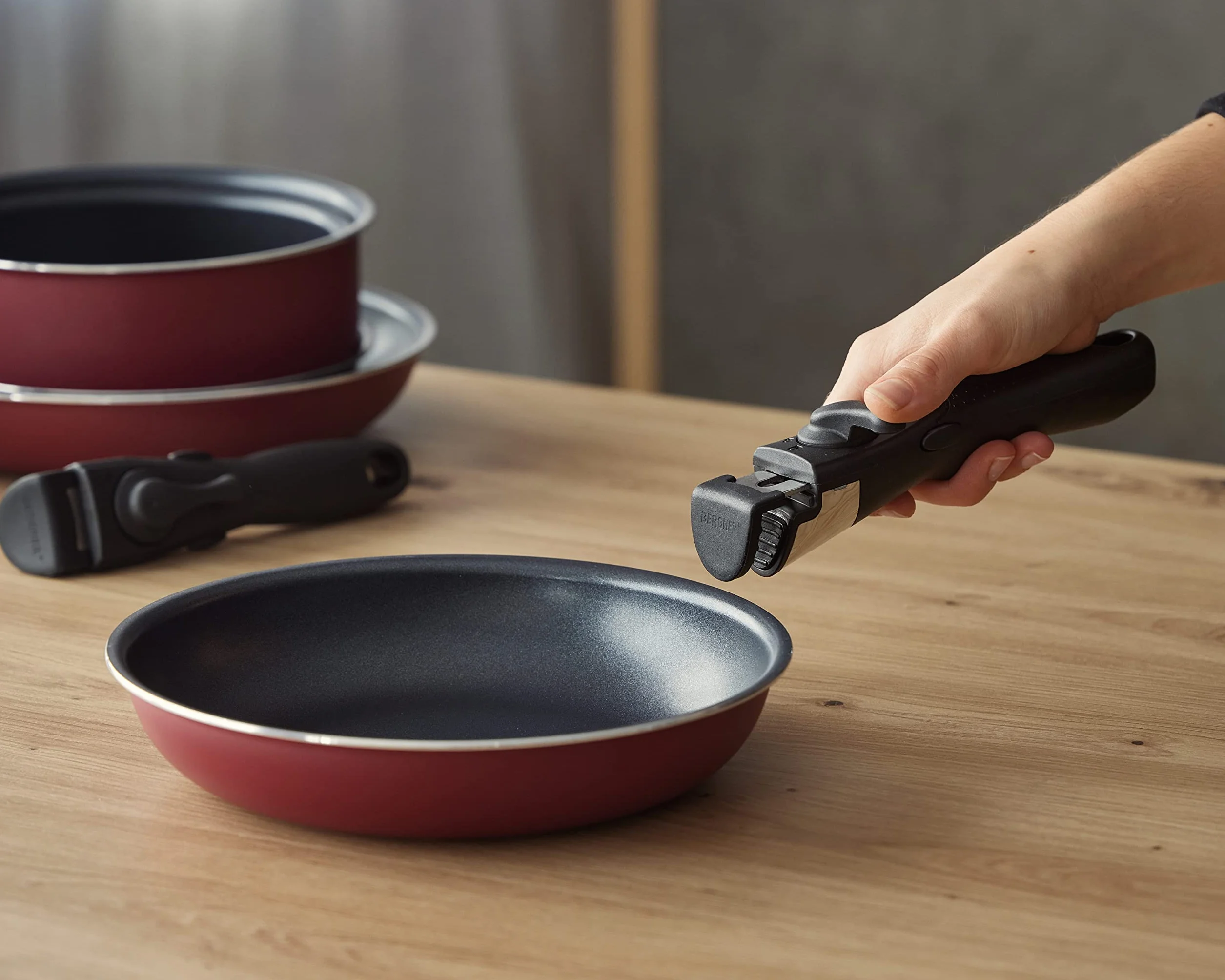 Bergner Click&Cook Red Edition 4-częściowy zestaw patelni 18, 20 i 24 cm + wyjmowany ergonomiczny uchwyt prasowany i nieprzywierający powlekany aluminium do wszystkich kuchenek i piekarników