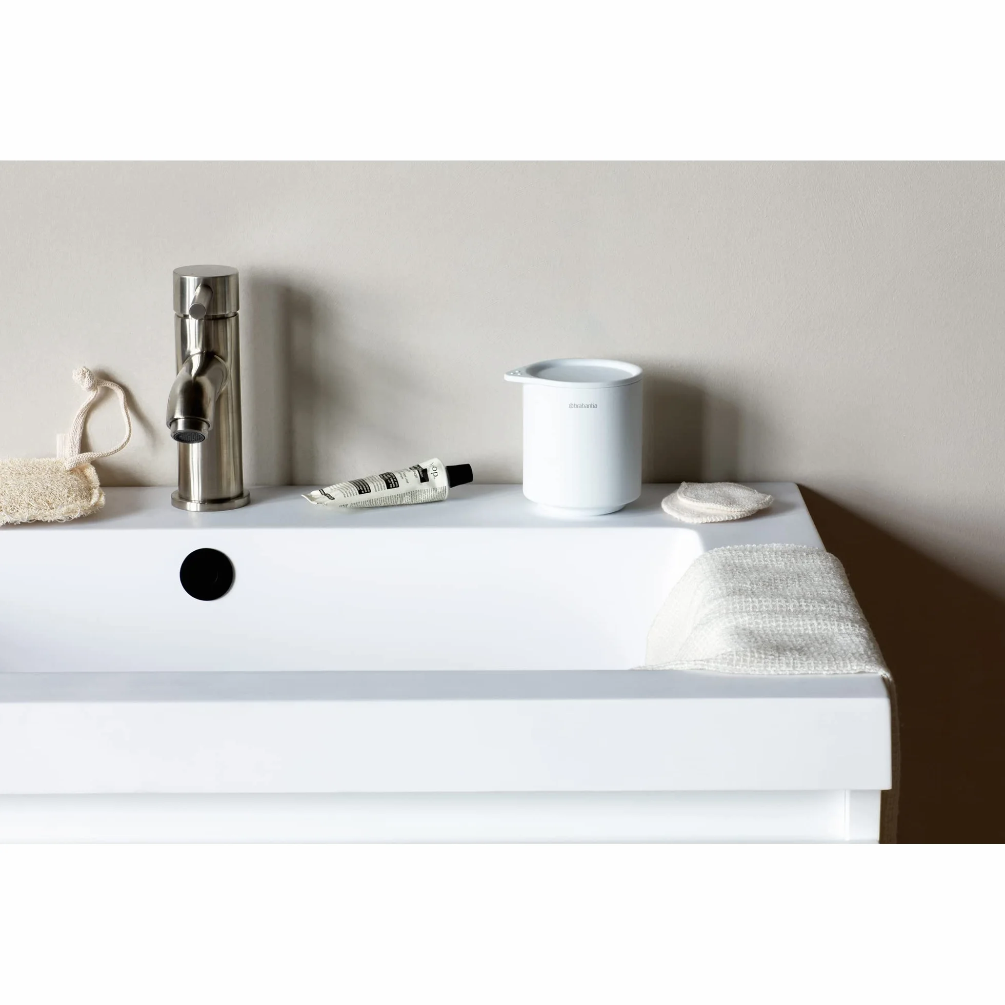 Brabantia - Mindset Pojemnik do Przechowywania - Do Przechowywania Małych Przedmiotów - Higieniczny - Pokrywa Miękka w Dotyku - Odporny na Korozję - Łatwe Czyszczenie - Fresh White - 10 x 8 x 10 cm