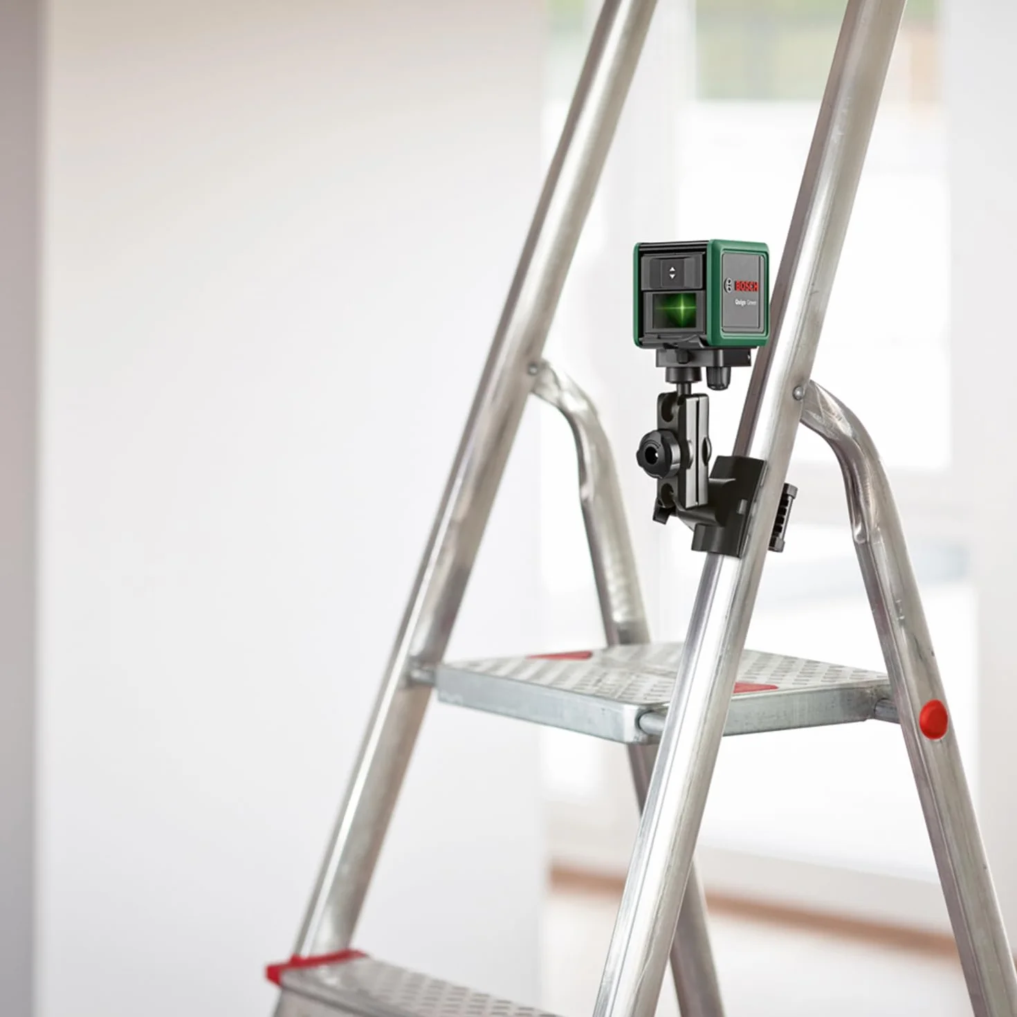 Bosch Uniwersalny uchwyt MM 2 (zakres mocowania 10–60 mm i regulacja wysokości w zakresie 40–95 mm umożliwiają szybkie i elastyczne pozycjonowanie laserów krzyżowych, opakowanie kartonowe)