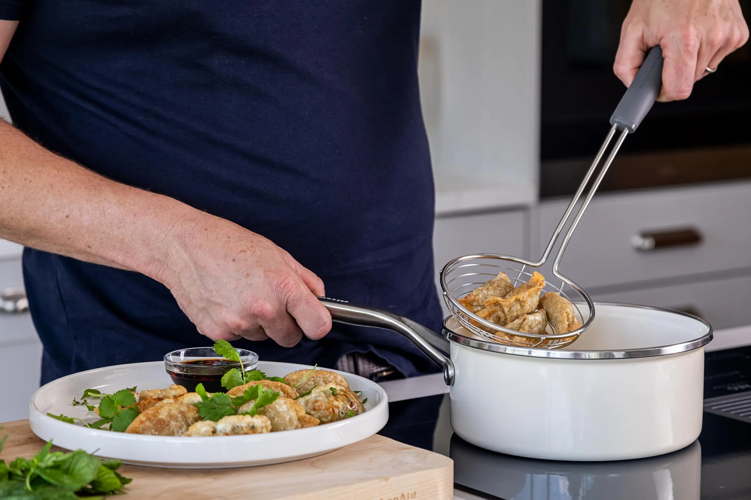 KitchenAid Skimmer z miękkim uchwytem - grafitowy