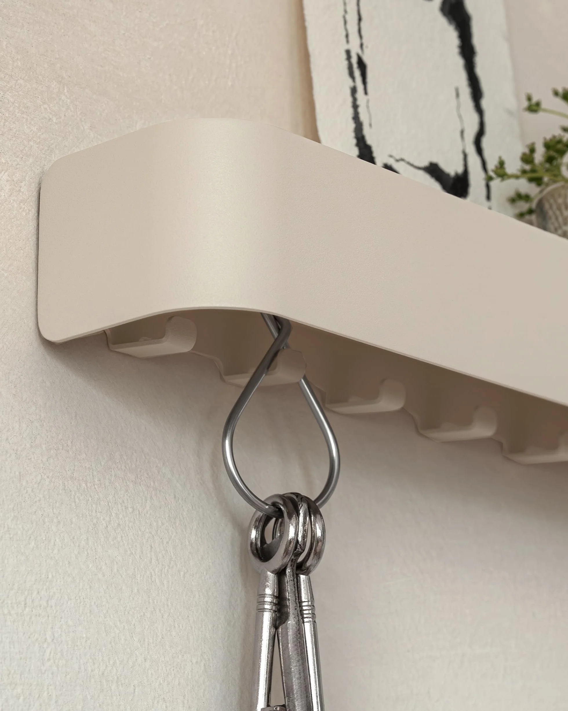 KAZAI. Wieszak na klucze 'Tone' | Minimalistyczny design wieszaków na klucze z Berlina | Nowoczesny uchwyt z metalową półką | Tablica jako mebel przedpokoju na ścianę | Taupe Piaskowy