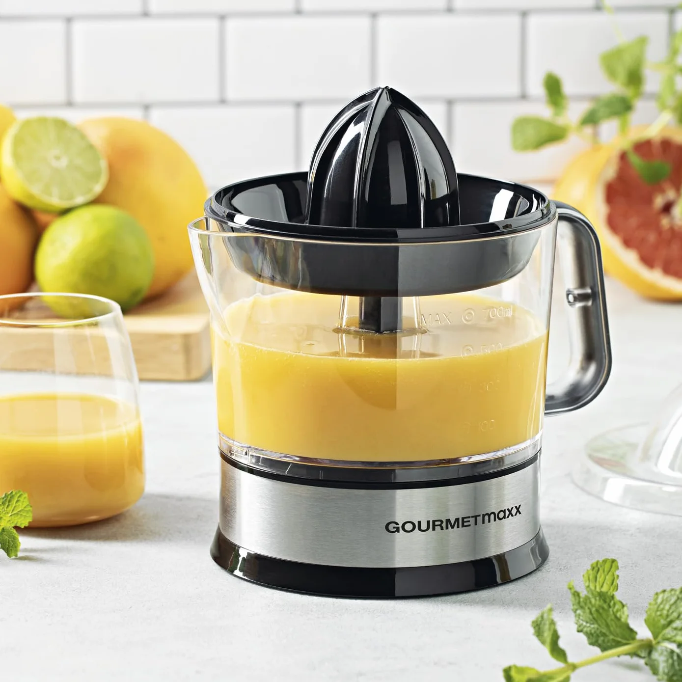 GOURMETmaxx Elektryczna sokowirówka do owoców cytrusowych i soku pomarańczowego | wyciskarka do soków o pojemności do 700 ml | wyciskarka do cytrusów z różnymi akcesoriami dla najświeższego smaku | 40