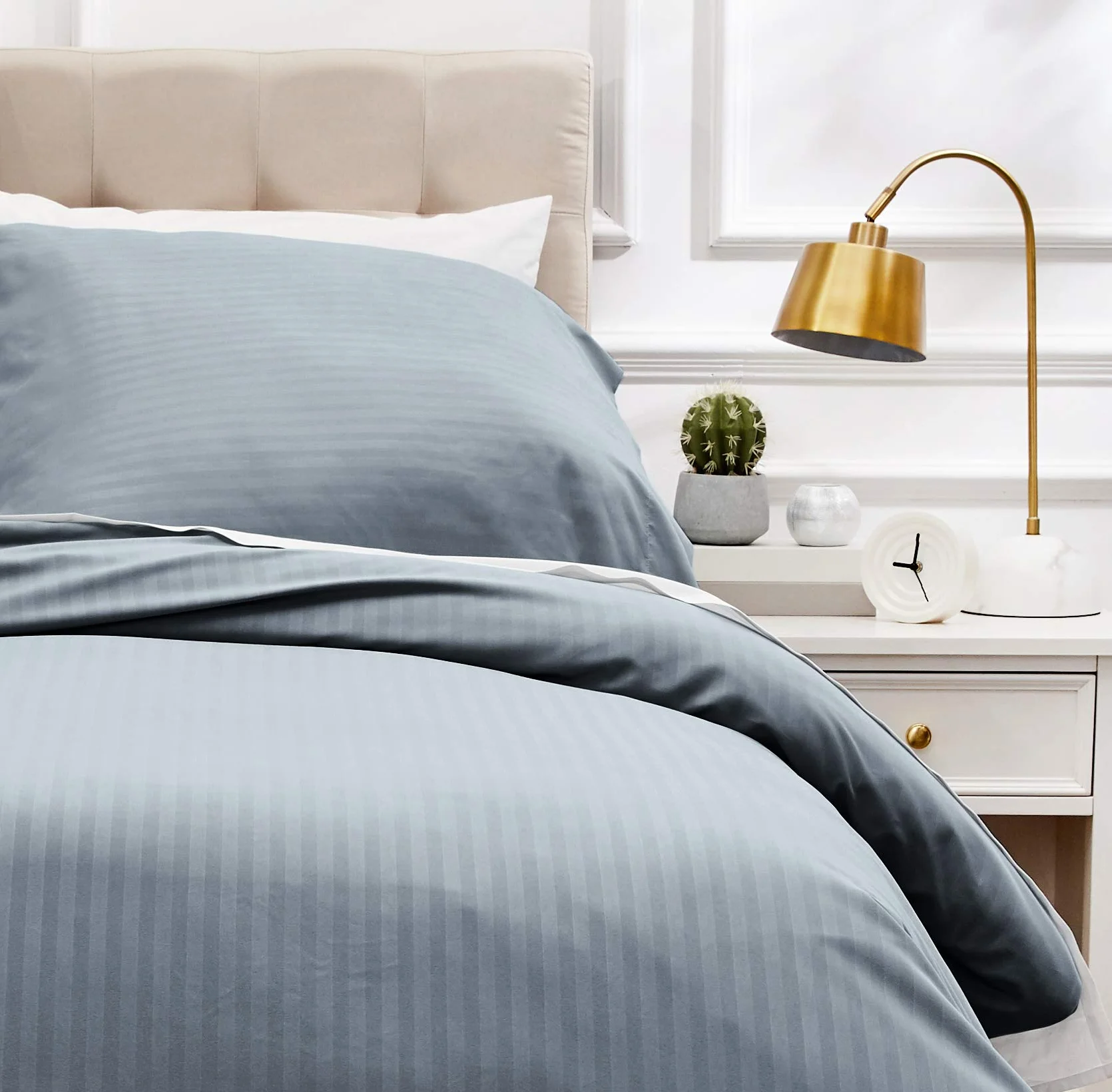 Amazon Basics Zestaw pościeli deluxe z mikrofibry, z poszewkami na poduszki, 135 x 200 cm, ciemnoszary