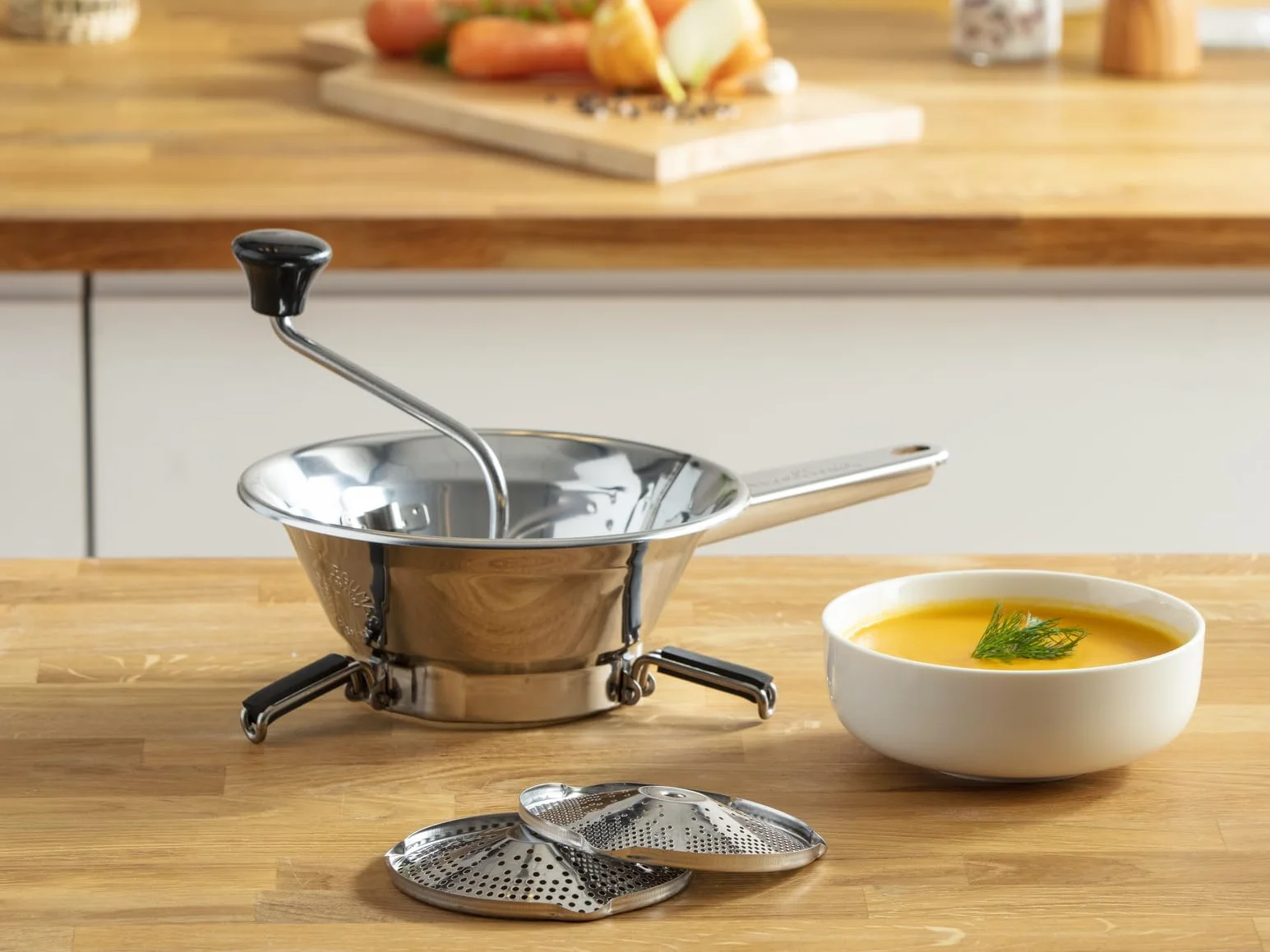 Moulinex Klasyczny ręczny młynek do warzyw ze stali nierdzewnej, mały model, łatwe mielenie, przeciery, zupy, kompoty, nadaje się do mycia w zmywarce, wyprodukowano we Francji A40106