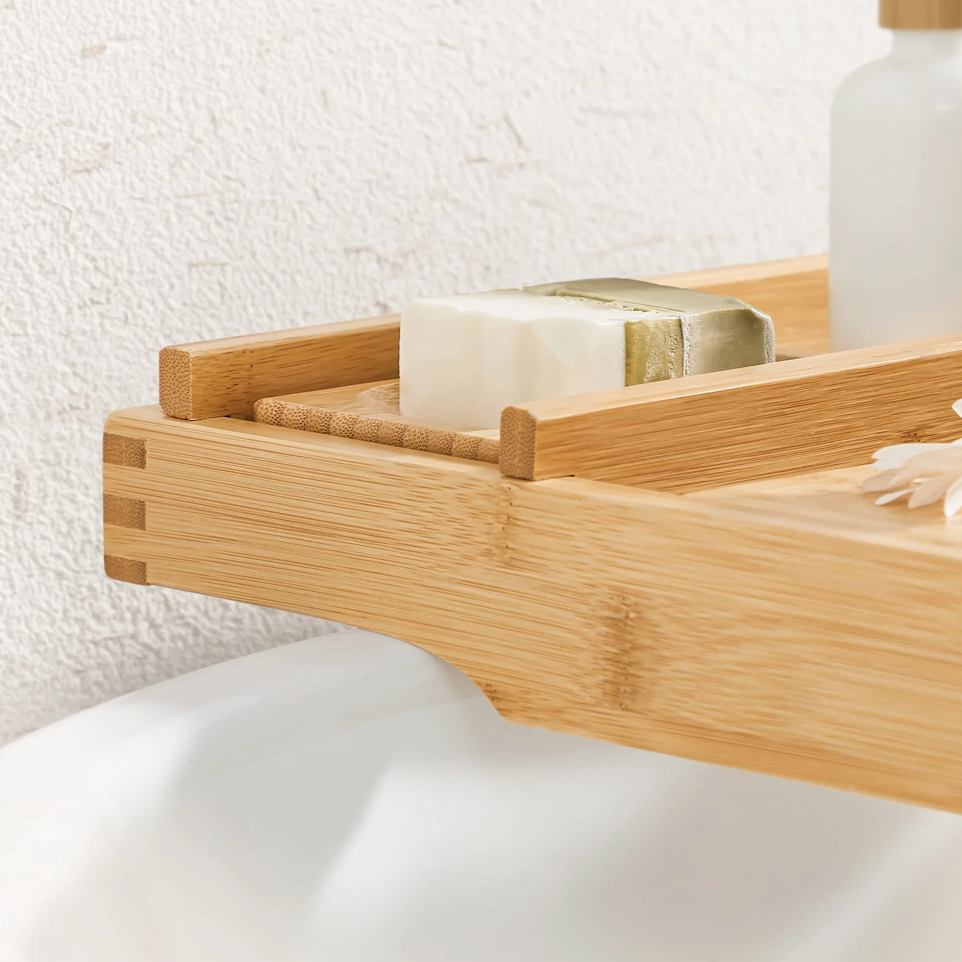 SONGMICS BCB88Y wysuwana półka na wannę z bambusa, regulowana półka na wannę, z uchwytem na napoje, podpórką na książkę, uchwyt na mydło 75-109 x 4,5 x 23 cm (szer. x wys. x głęb.)