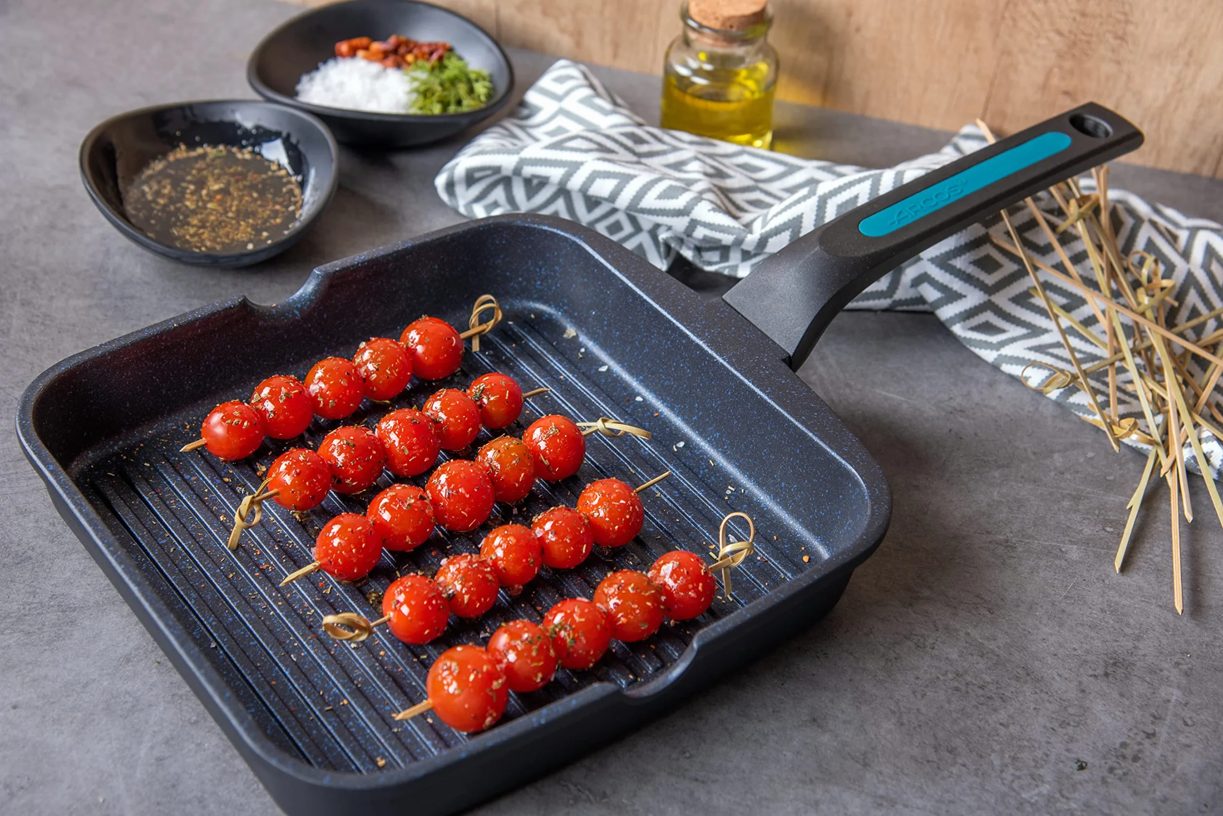 Arcos Seria Thera Grill nieprzywierający 24x24 cm odlew aluminiowy ergonomiczny uchwyt z tworzywa sztucznego i silikonu