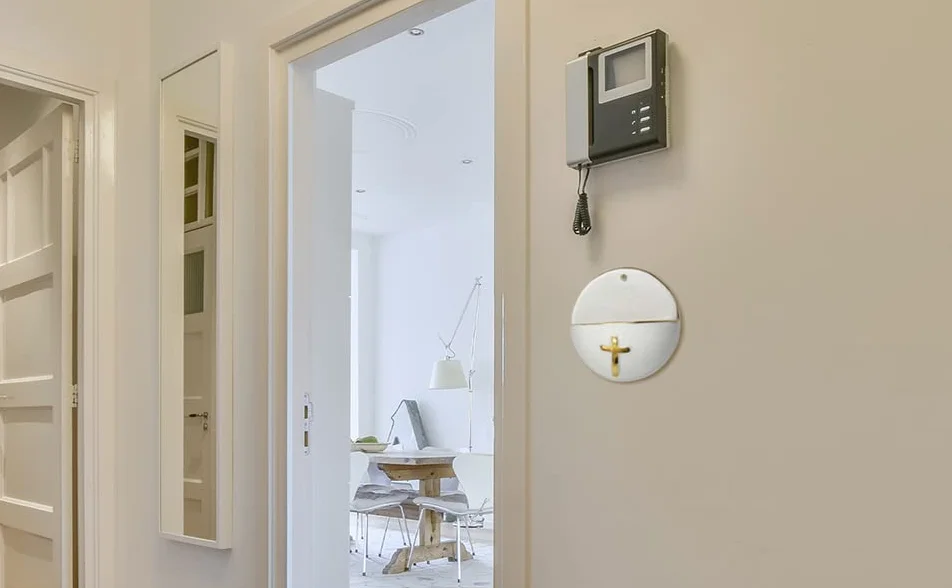 MaMeMi Kropielnica porcelanowa złoty krzyż rant Ø 6 cm ścienna