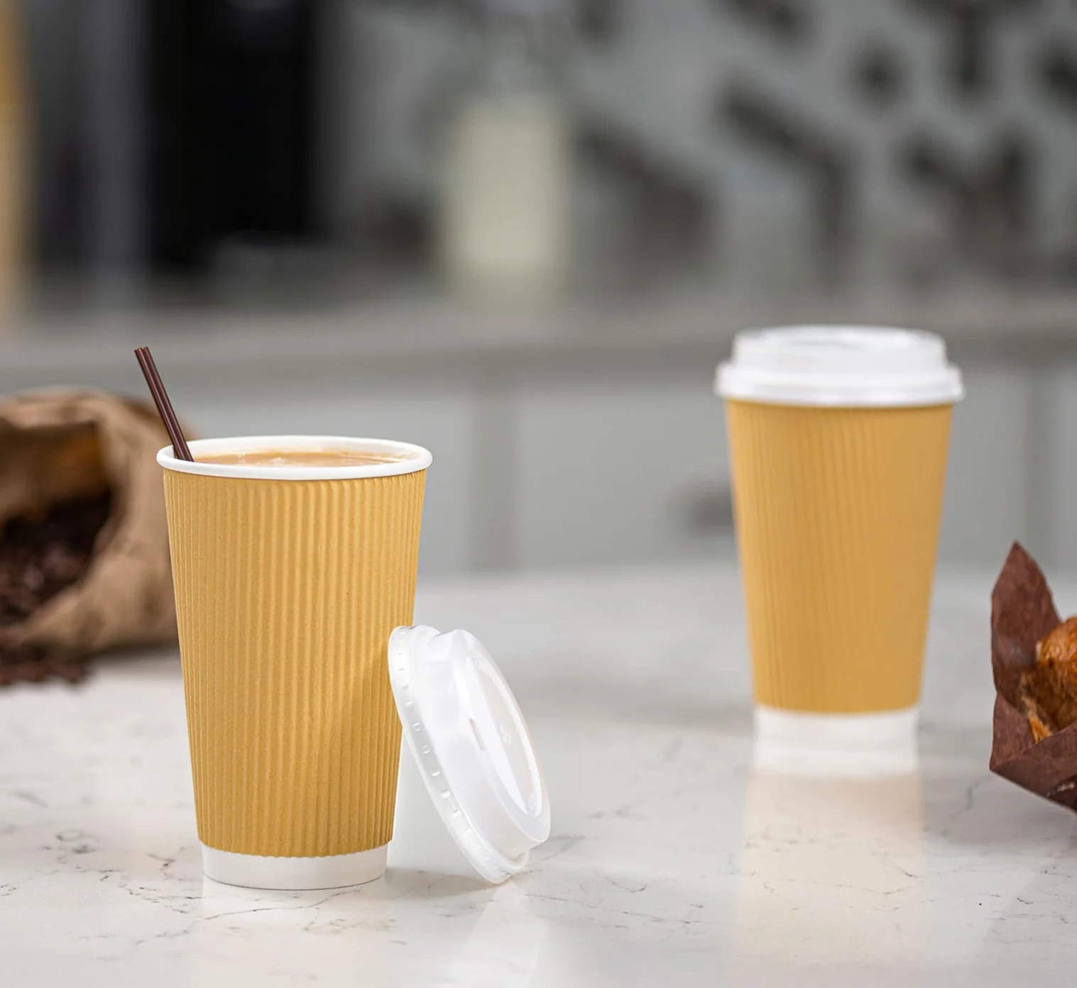 Comfy Package Gusto [16 oz. - 475 ml - 50 zestawów] Izolowane kubki papierowe kraft ripple do gorących napojów, jednorazowe kubki do gorących napojów z pokrywkami - Idealne do gorących napojów
