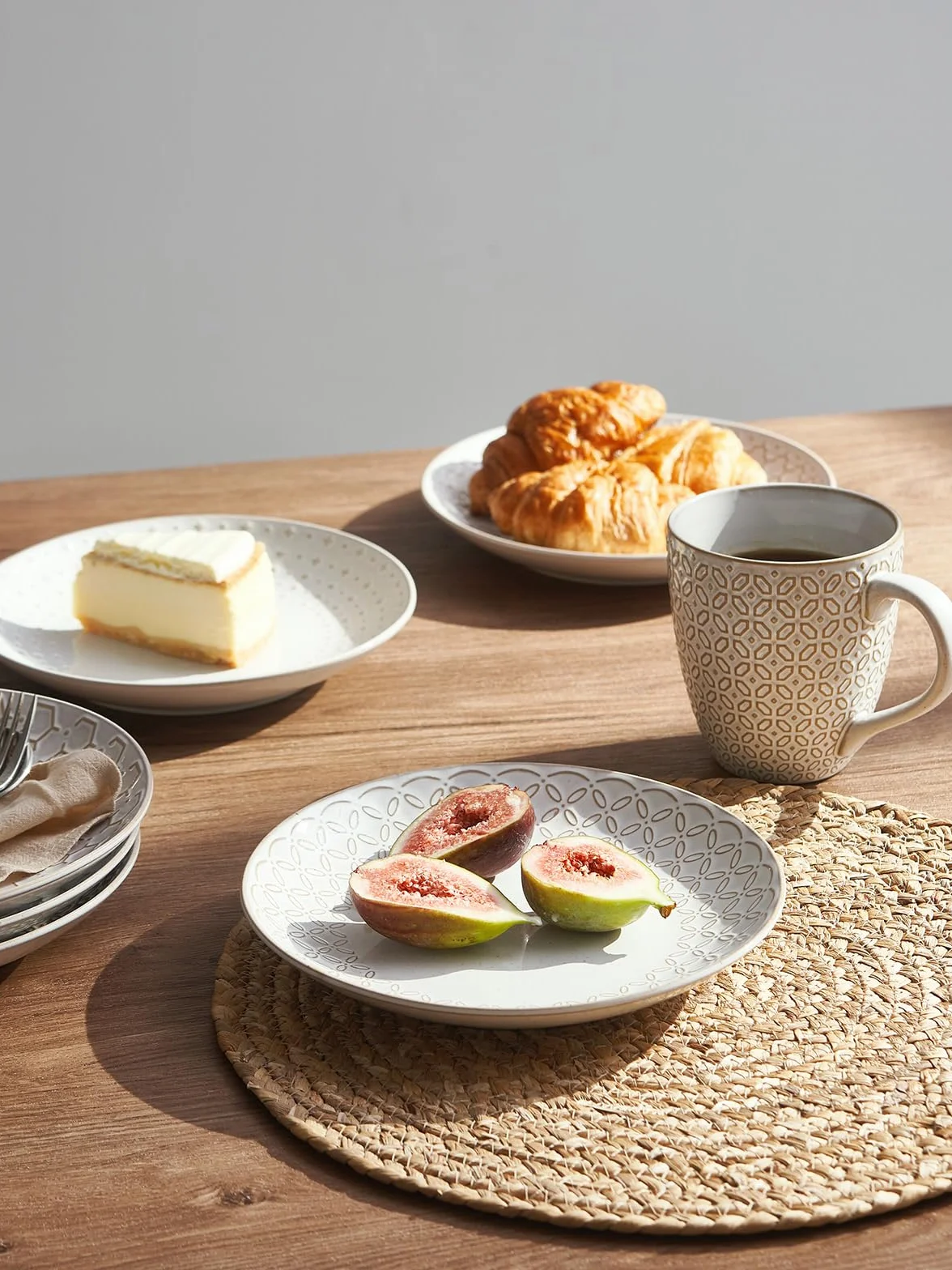 Zestaw 6 talerzy deserowych, ceramiczne talerze sałatkowe, 22 cm, wytłaczane, płaskie talerze do serwowania, na przekąski, mały lunch, sushi, odporne na zarysowania, naczynia z kamionki, nadają się do