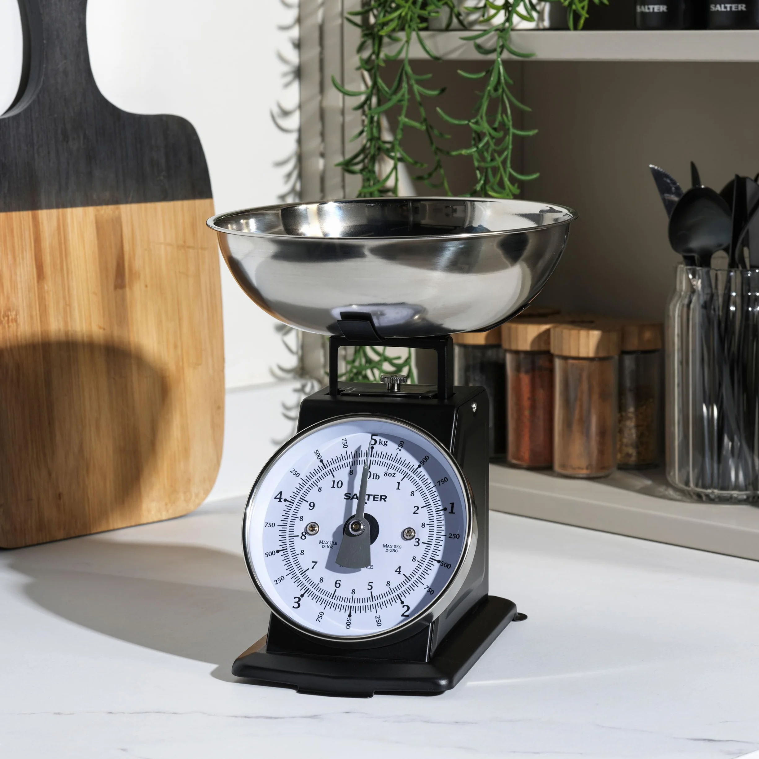 Salter SA00562BFEU12 Ponadczasowa mechaniczna waga kuchenna – pojemnosc 5 kg, miska nadajaca sie do mycia w zmywarce o pojemnosci 1 litra, skala do pieczenia, klasyczny design, duza tarcza cyfrowa