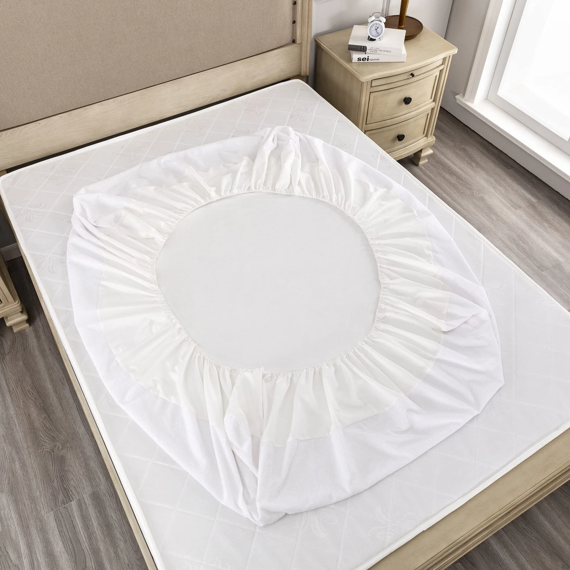 Wodoodporny ochraniacz na materac pojedynczy z bawełny 90 x 190/200 cm, ochrona materaca z miękkiej bawełny gąbczastej z narożnikami, antyalergiczny, przeciw roztoczom i antybakteryjny, biały