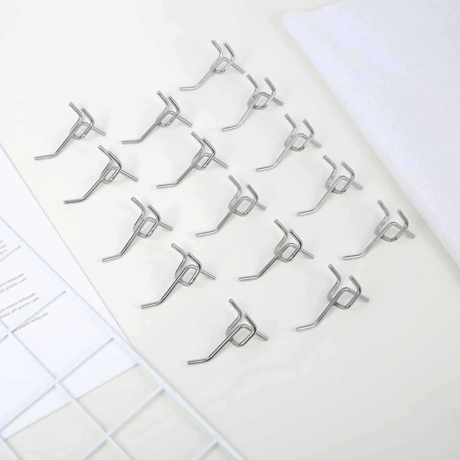 SAVITA 50 szt. Peg Board Hooks, Rozstaw Otworów 25 mm Grubość 32 mm Długość 50 mm Peg Board Hooks Tools do Ekspozycji Ścian na Kołki Narzędzia Przechowywanie w Garażu (Srebrne)