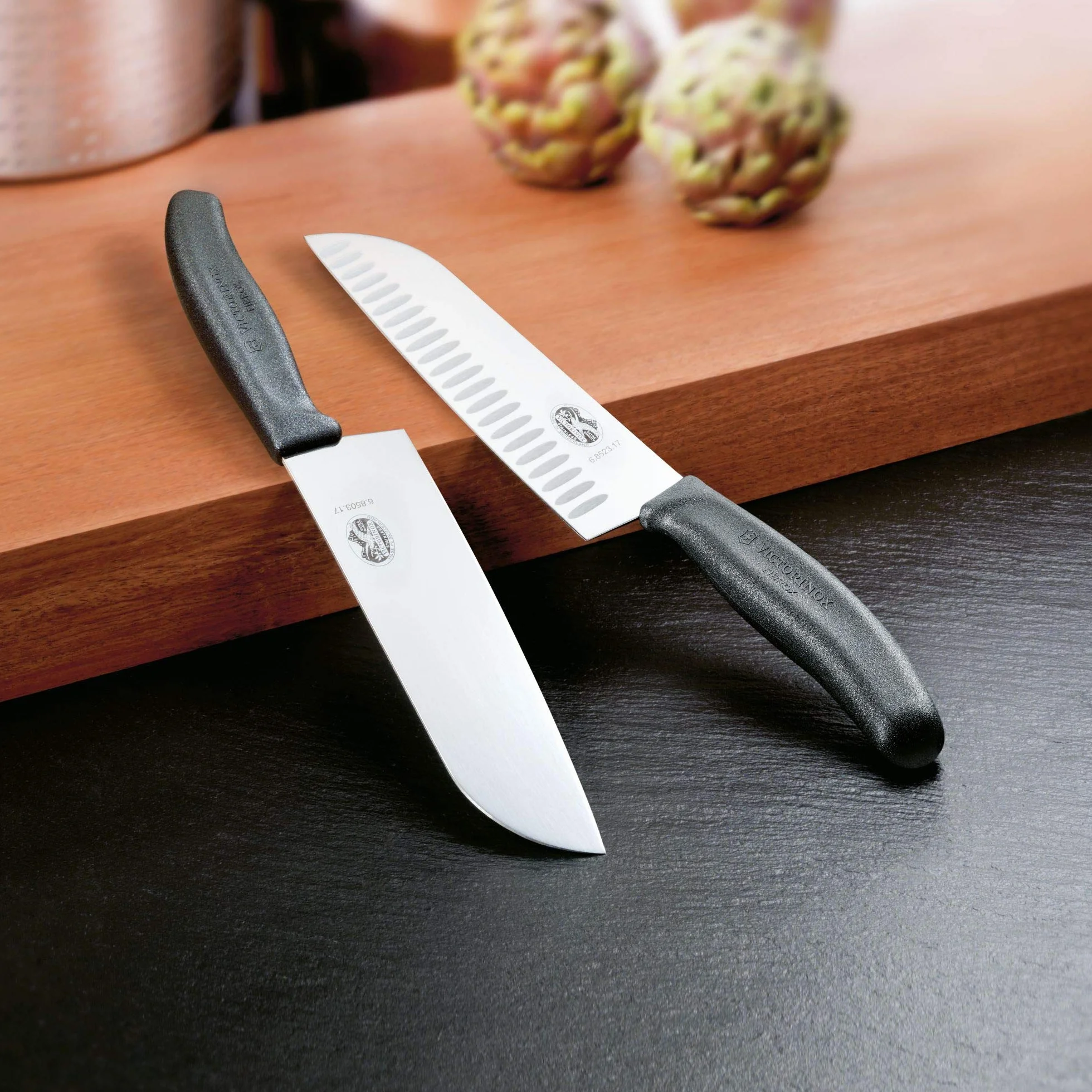 Victorinox, 6.8503.17B, Swiss Classic, Santokumesser, Extra scharfe Klinge, mit geradem Schliff, robuster Kunststoff-Griff, Schwarz, Made in Switzerland, Spülmaschinengeeignet