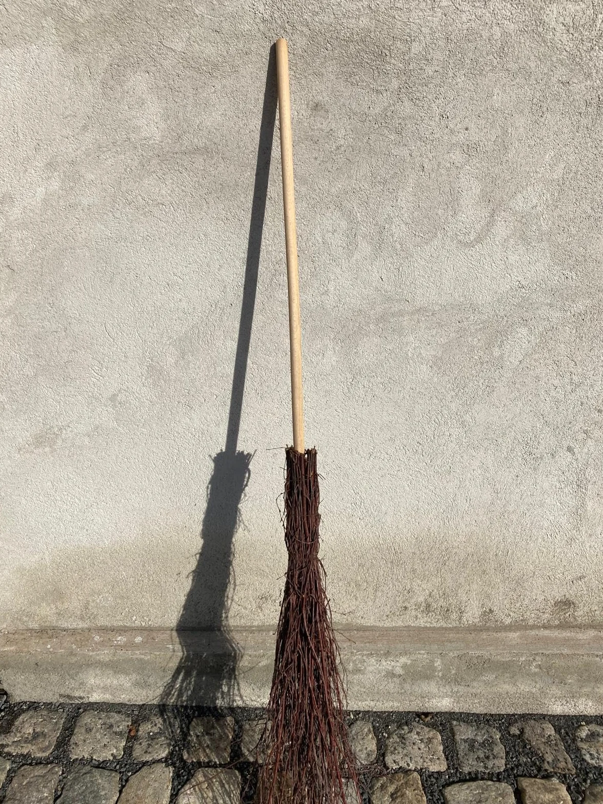 Miotła czarownicy brzozowa miotła słomkowa na Halloween, karnawał, akcesoria do kostiumu, drewno naturalne, długość 150 cm