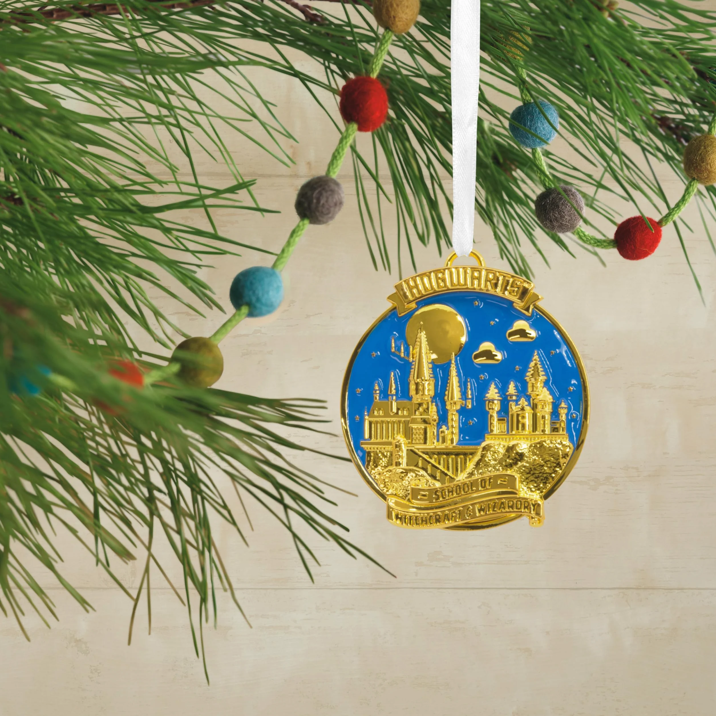 Hallmark Hogwarts School of Witchcraft & Wizardry Premium metalowa ozdoba, scena nocna, dekoracja drzewa Harry'ego Pottera, świąteczna wisząca ozdoba, prezenty na Boże Narodzenie