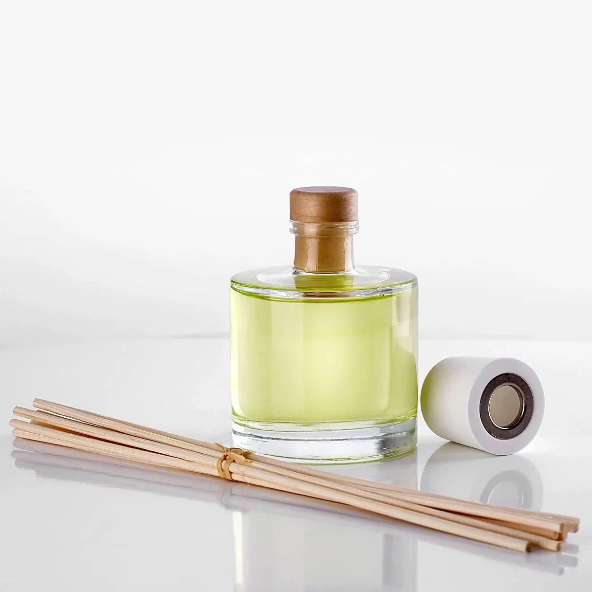 Fresh Linen Reed Diffuser - 100ml w/Rattan Sticks - Home Fragrance - Scented Diffusers for Aromatherapy - Perfect as a Gift - Enhancing any Room with a Refreshing, Soothing and Pleasant Scent