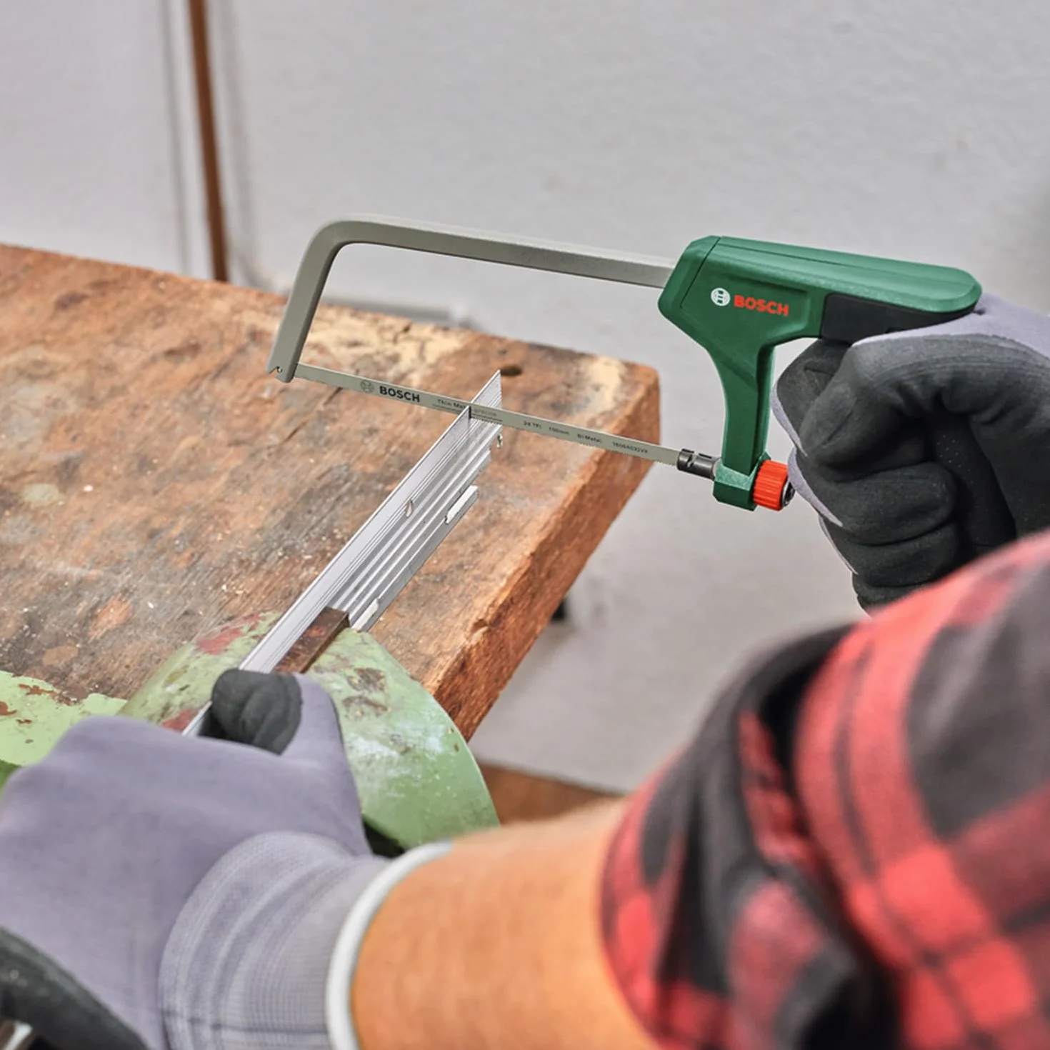 Bosch Piłka do metalu 150 mm (minipiłka do metalu z trwałym bimetal. brzeszczotem do precyz. cięć w metalu, tworzywach i miękkim drewnie, 24 TPI, łatwa wymiana brzeszczotu, miękka rękojeść Softgrip)