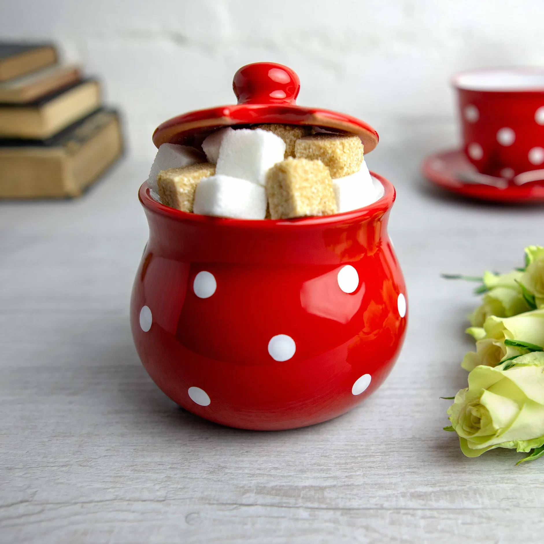 Ręcznie malowana ceramiczna cukiernica z pokrywką w kropki, czerwona i biała, pojemnik na miód dżem