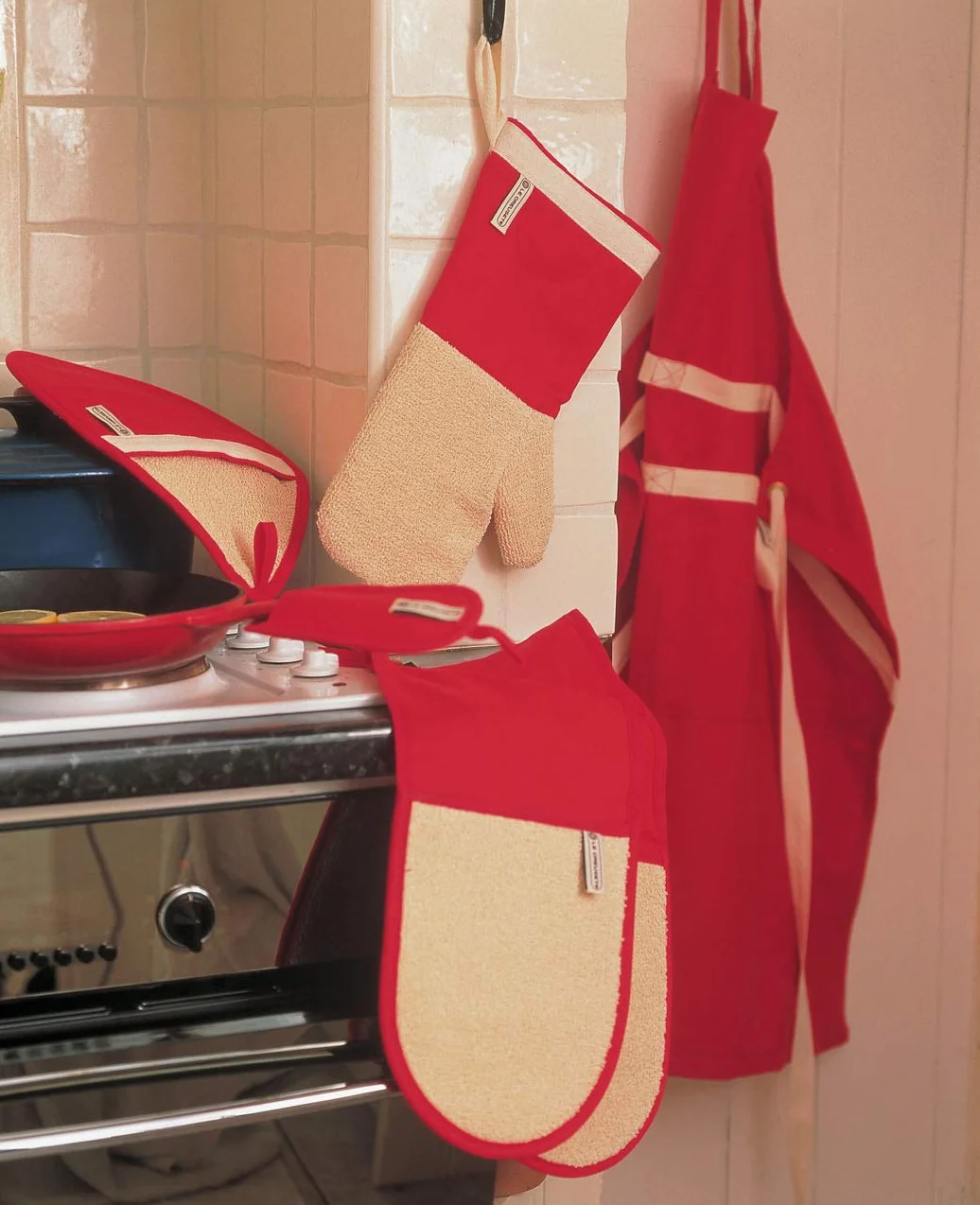 Le Creuset 4-warstwowa tekstylna rękawica, odporna na plamy, czerwona