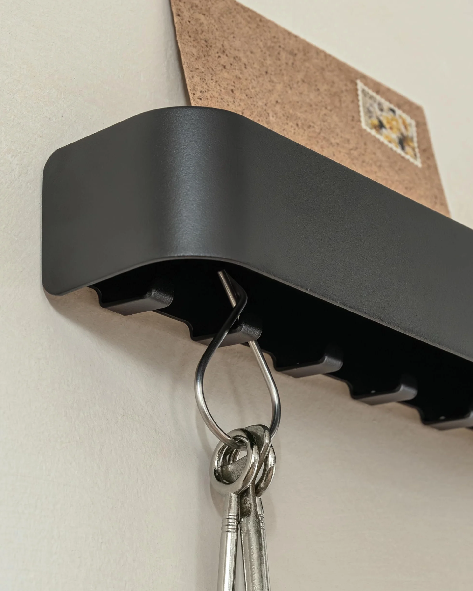 KAZAI. Wieszak na klucze Tone | Minimalistyczny wieszak na klucze z Berlina | Metalowa półka | Czarny