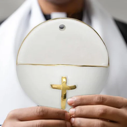 MaMeMi Kropielnica porcelanowa złoty krzyż rant Ø 6 cm ścienna