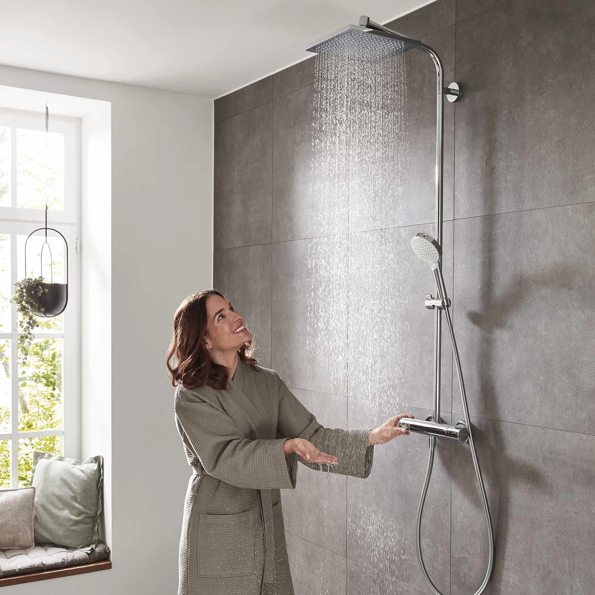 hansgrohe Crometta E - oszczędzający wodę komplet prysznicowy (EcoSmart) z termostatem, zestaw prysznicowy z główką prysznicowa, wąż, szyna i deszczownica kwadratowa (240x240mm), chrom, 27281000