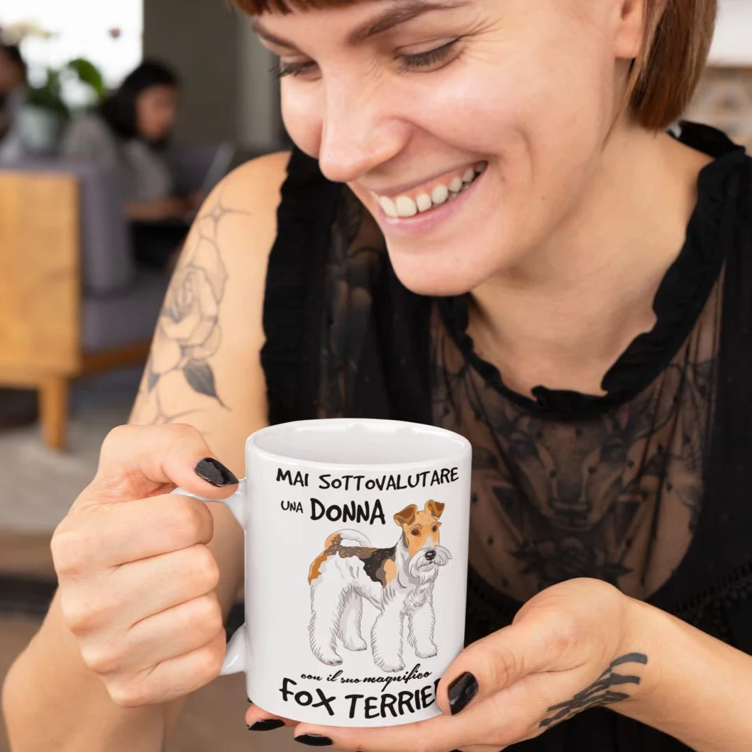 Kubek Fox Terrier na śniadanie, The, herbata ziołowa, kawa, Cappuccino. Gadżet Kubek Nigdy nie zaniżaj Kobiety z Psem Fox Terrier. Oryginalny pomysł na prezent