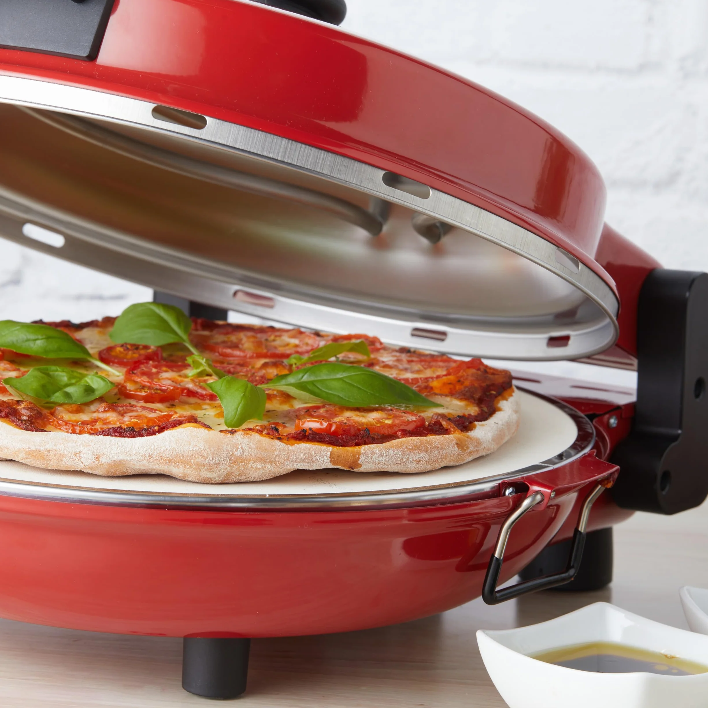 Petra PT5666VDE Elektryczny piecyk do pizzy — 1200 W, 5 ustawien grzania, szybkie nagrzewanie, profesjonalne pieczenie pizzy w 5 minut, wyjmowany kamien do pizzy, nóz i 2 lopatki, czerwony