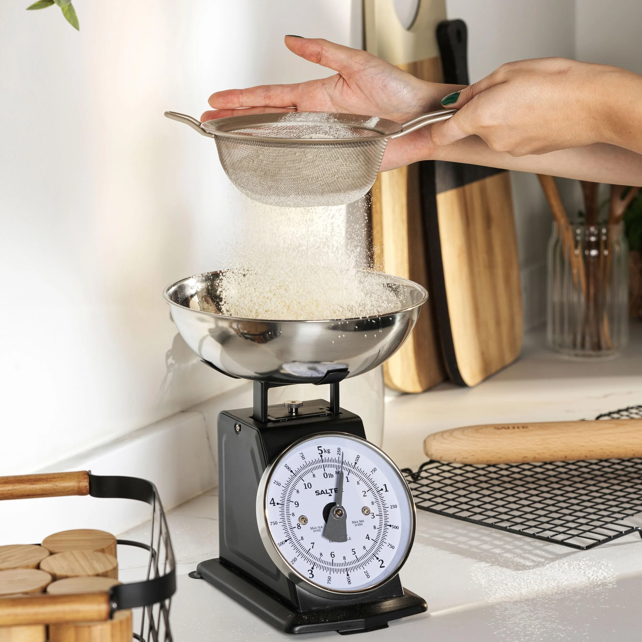 Salter SA00562BFEU12 Ponadczasowa mechaniczna waga kuchenna – pojemnosc 5 kg, miska nadajaca sie do mycia w zmywarce o pojemnosci 1 litra, skala do pieczenia, klasyczny design, duza tarcza cyfrowa