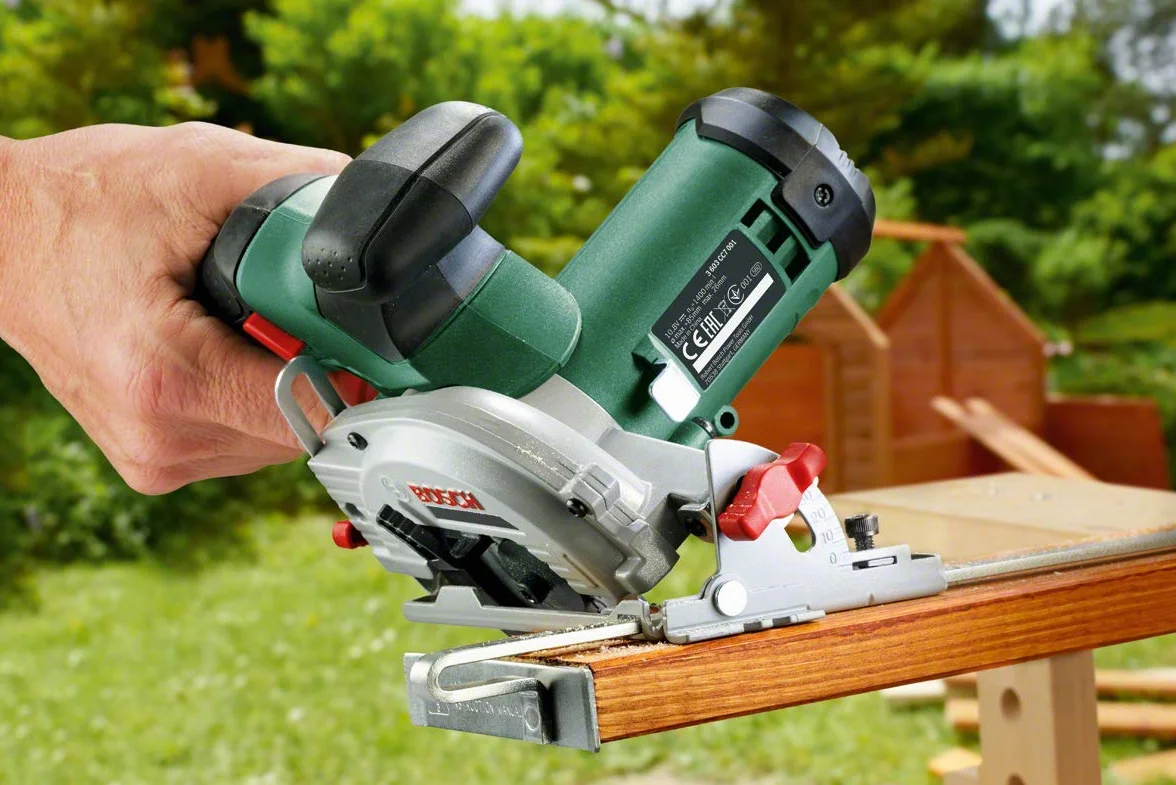 Bosch Home and Garden UniversalCirc 12 akumulatorowa mini piła tarczowa akumulatorowa (bez akumulatora, 12 V, w kartonie)