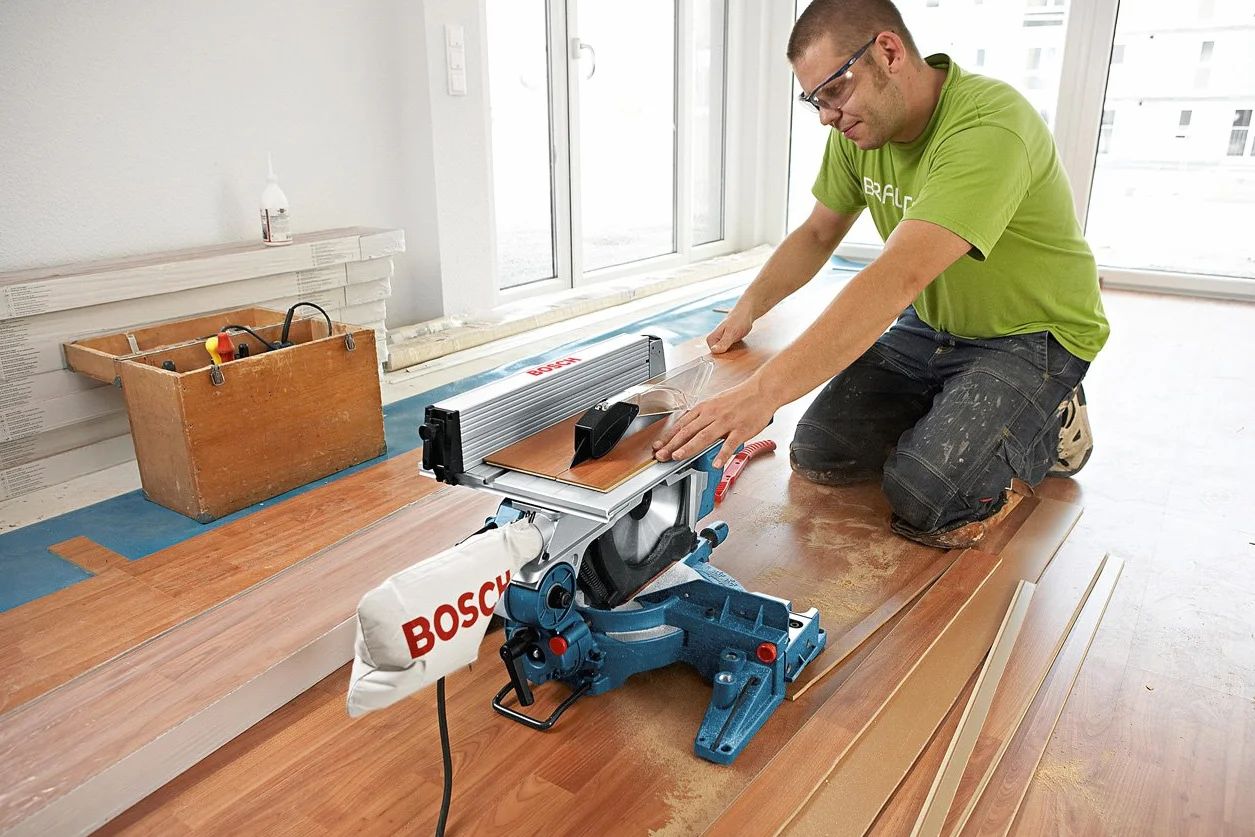 Bosch Professional: stacjonarna piła uniwersalna GTM 12 JL (Ø tarczy: 305 mm, 1 tarcza pilarska, drążek prowadzący)