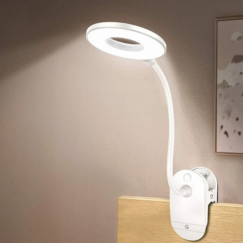 Lampa do czytania z klipsem, zasilana bateriami z 3 poziomami jasności, ładowana przez USB
