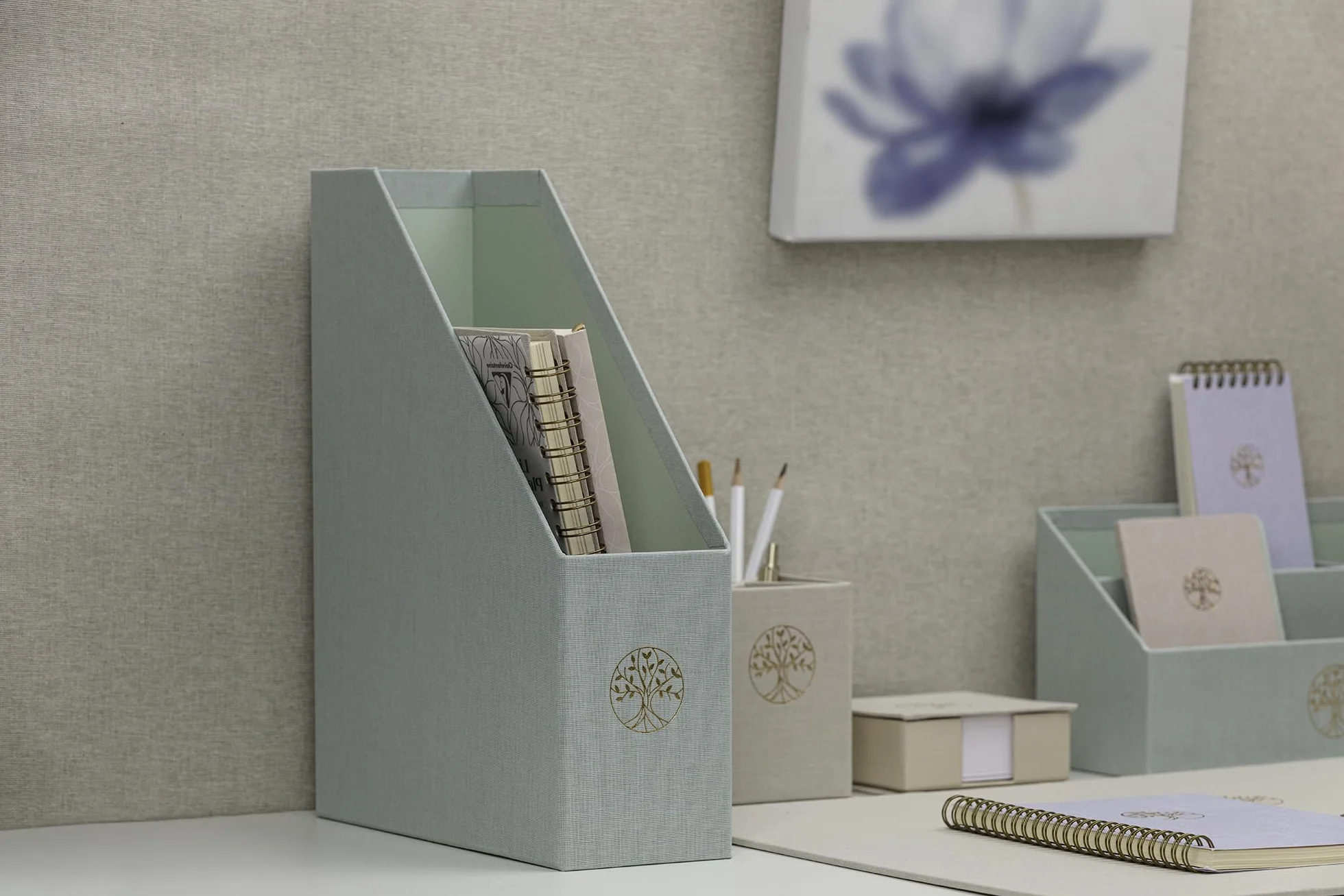 Clairefontaine 116237C – stojak na czasopisma Arbre de Vie na tle Toile du Marais w kolorze celadon – karton – 25 × 10 × 32,5 cm – home office – kolekcja Inspire