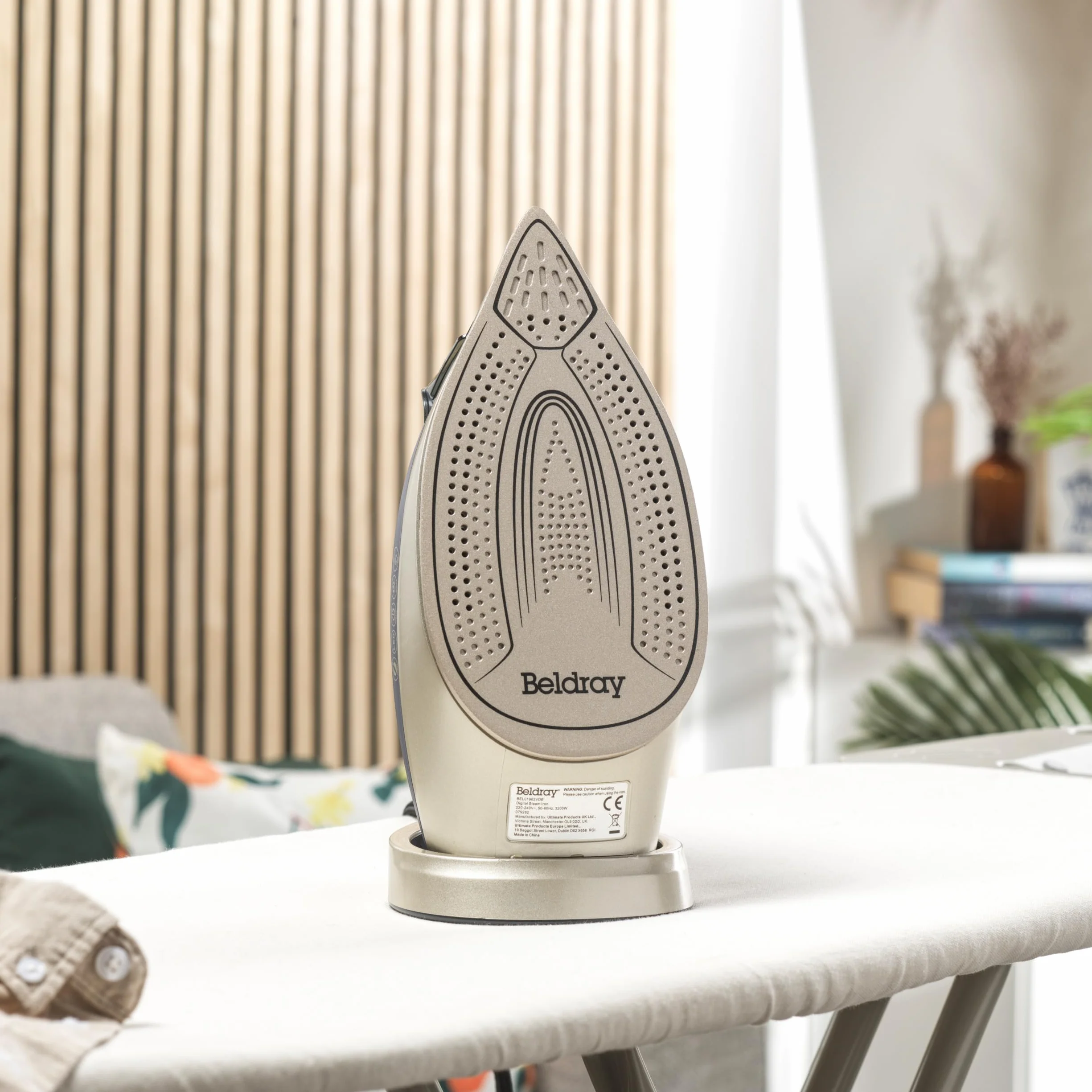 Beldray 3200W Żelazko parowe – Cyfrowy ekran dotykowy LED, Precyzyjna kontrola temperatury, 4 wstępnie ustawione tryby grzania, Ceramiczna stopa, Zbiornik na wodę 380 ml, Przewód zasilający 3 m