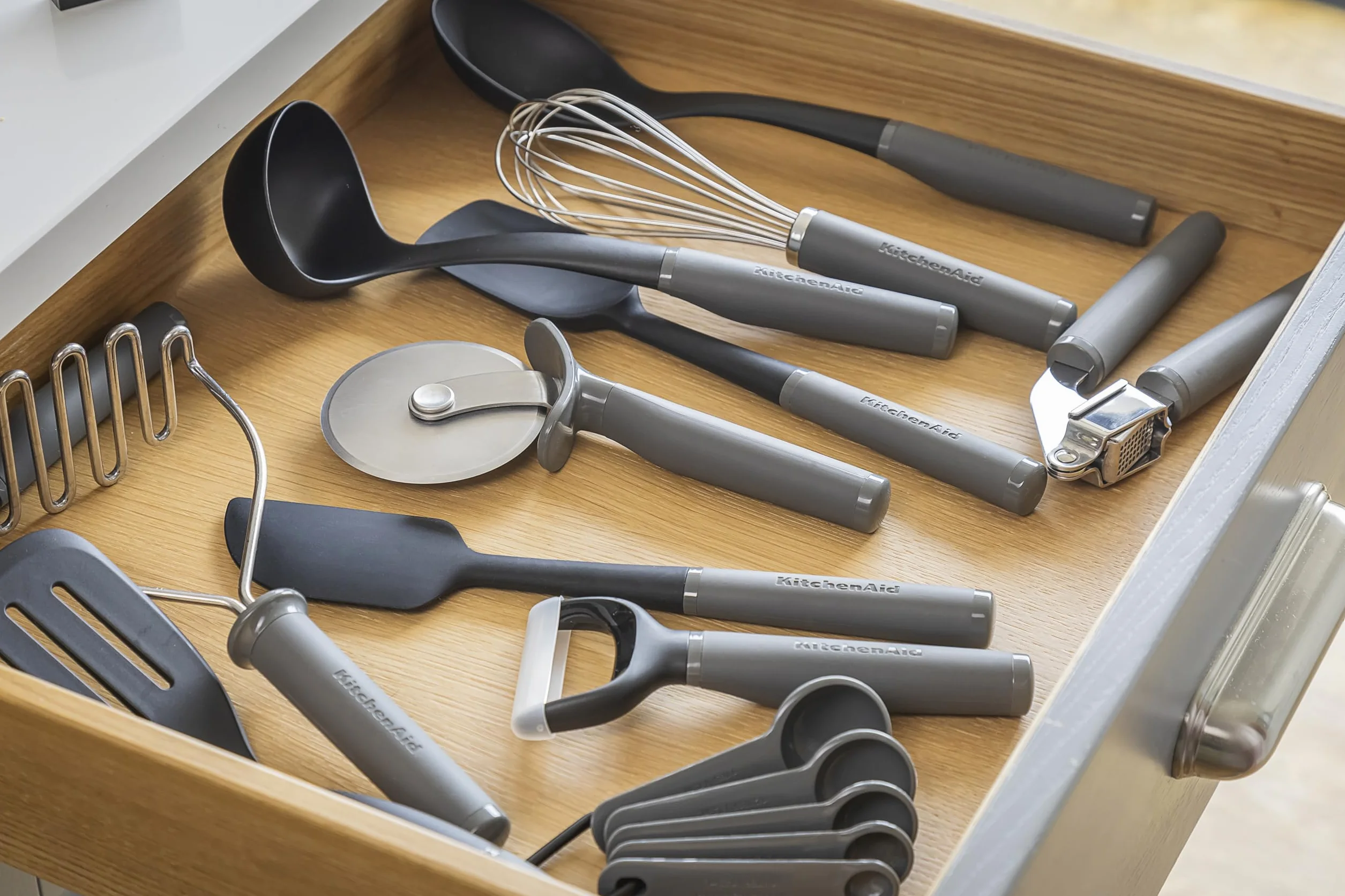 KitchenAid Wyciskacz do czosnku z miękkim uchwytem - grafitowy
