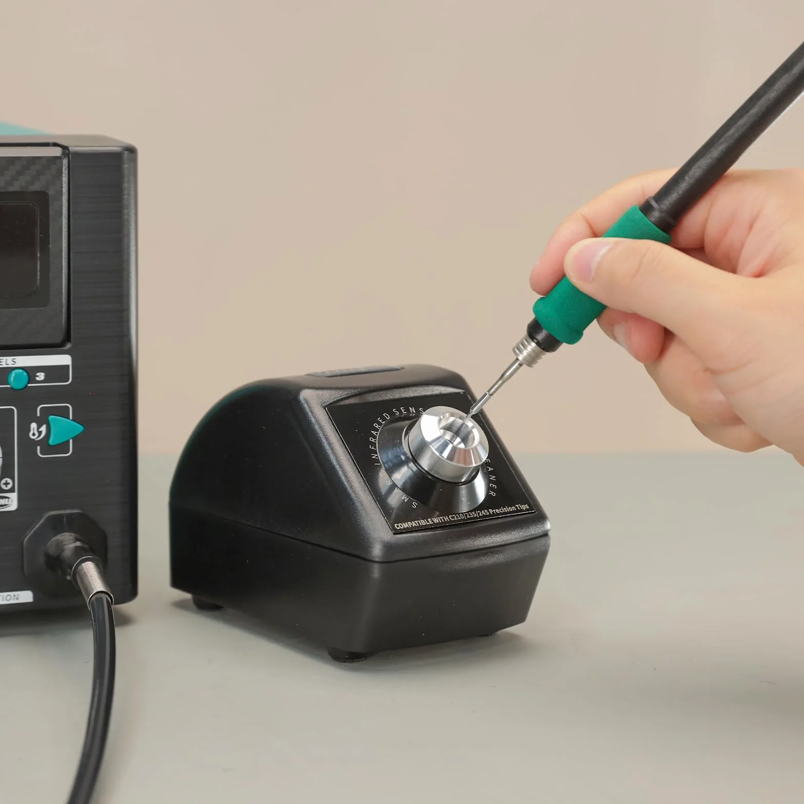 YIHUA Zmotoryzowana końcówka lutownicza 200 W, środek do czyszczenia miedzi z czujnikiem podczerwieni, 4 szczotki z mosiądzu z wełny, adapter sieciowy 12 V – kompaktowy środek do czyszczenia