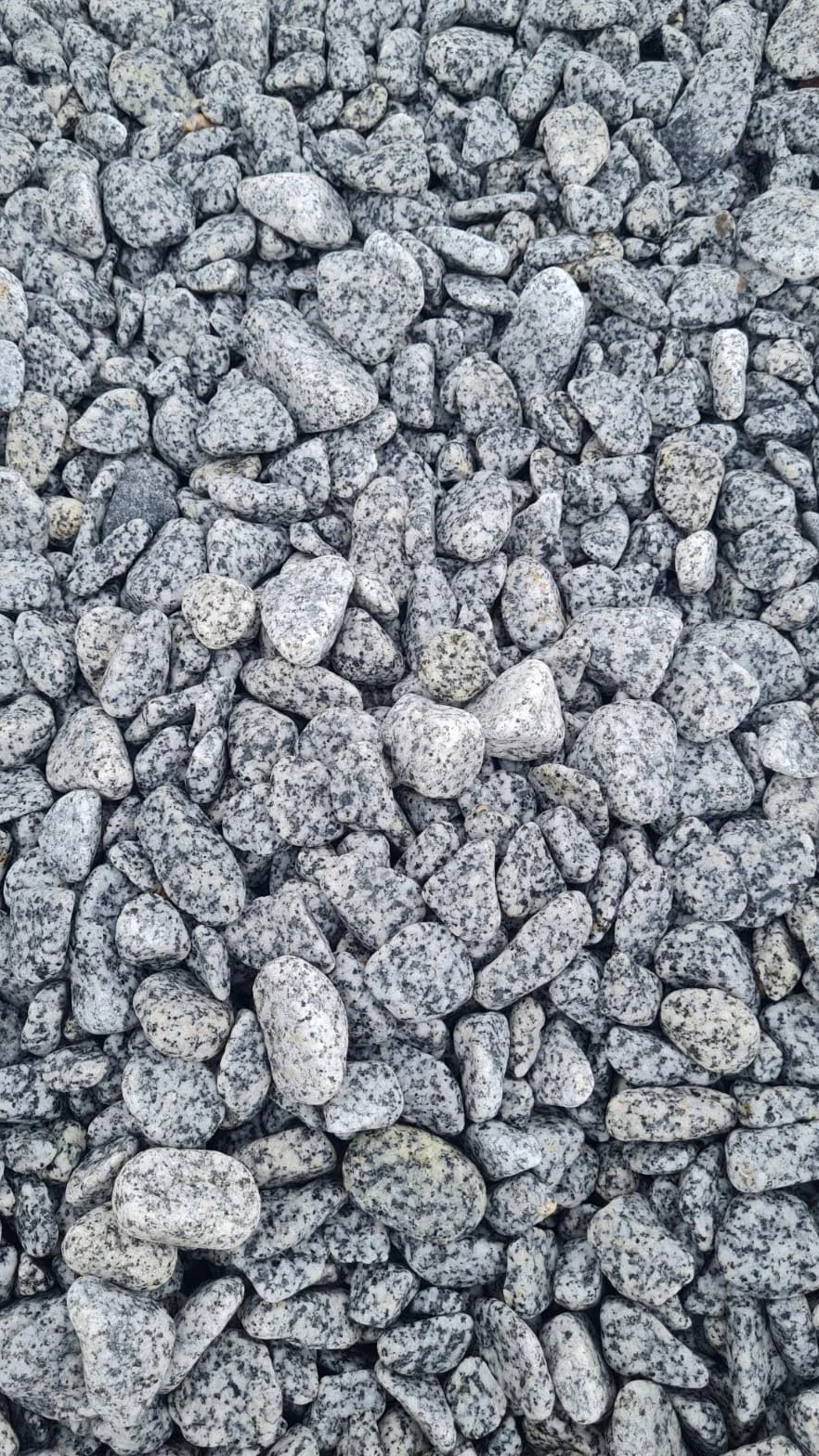Kamienie dekoracyjne – szary żwirek – dalmatyńczyk – kamyki – różne dekoracje – naturalne kamienie dekoracyjne szare 2-4 cm – mieszany żwir rzeczny do wypełniania wazonów