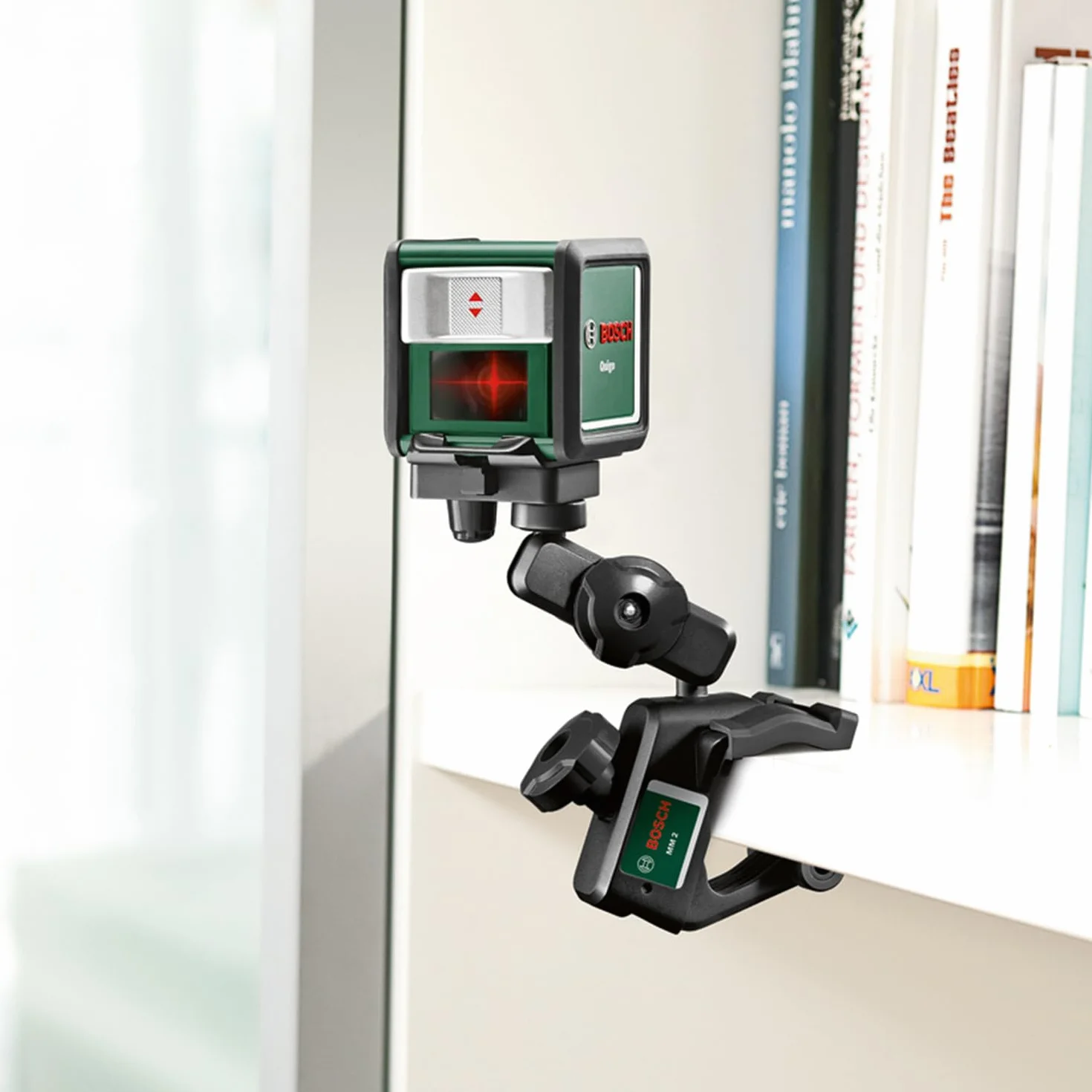 Bosch Uniwersalny uchwyt MM 2 (zakres mocowania 10–60 mm i regulacja wysokości w zakresie 40–95 mm umożliwiają szybkie i elastyczne pozycjonowanie laserów krzyżowych, opakowanie kartonowe)