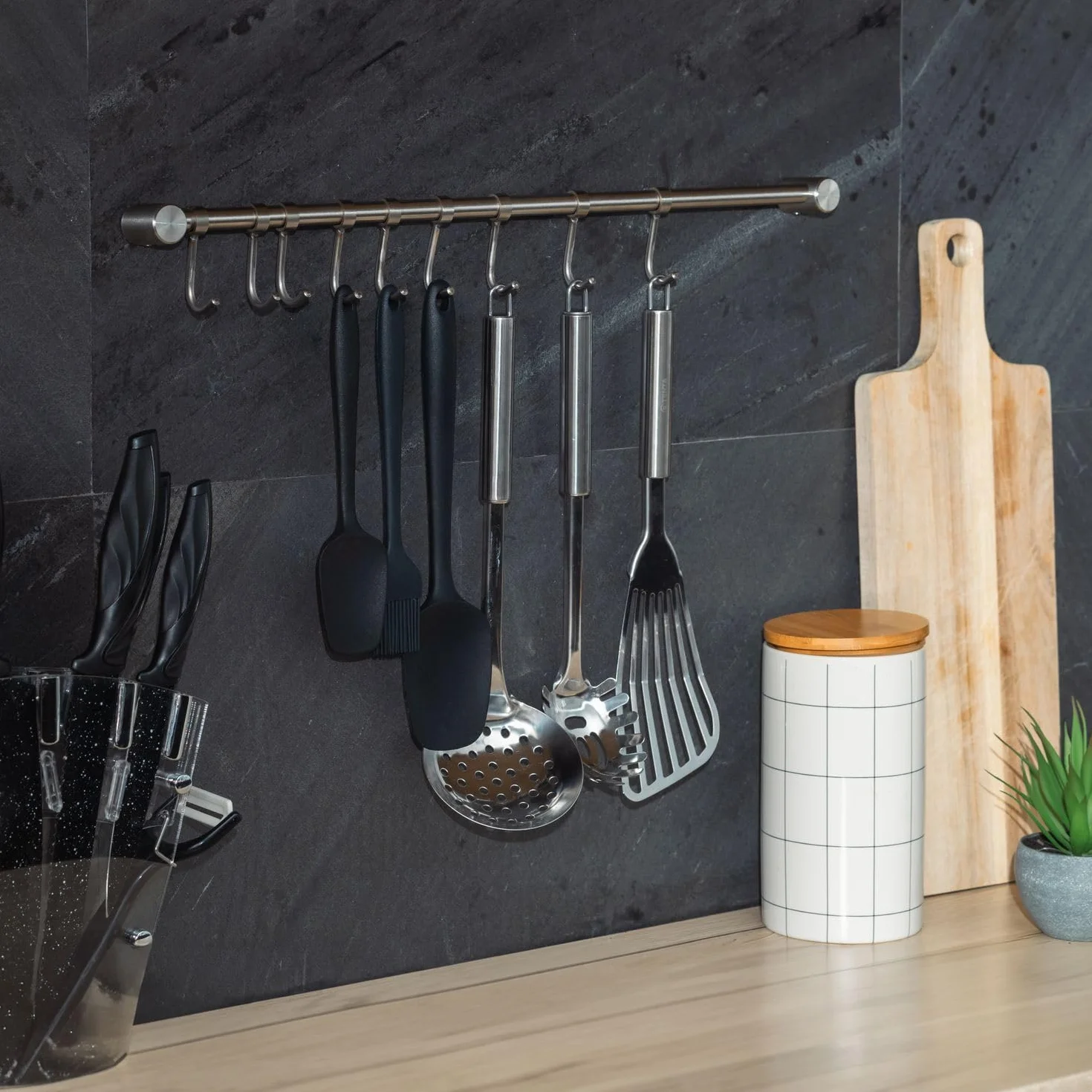 Wiszący reling kuchenny Intirilife wykonany ze stali nierdzewnej z 5 ruchomymi haczykami do wiercenia - 35.8 x 3.4 x 2.2 cm - reling kuchenny haczyk reling drążek uchwyt na kubek uchwyt ścienny