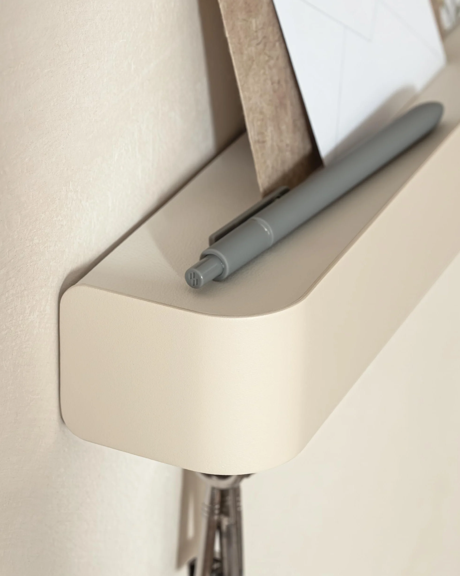 KAZAI. Wieszak na klucze 'Tone' | Minimalistyczny design wieszaków na klucze z Berlina | Nowoczesny uchwyt z metalową półką | Tablica jako mebel przedpokoju na ścianę | Taupe Piaskowy