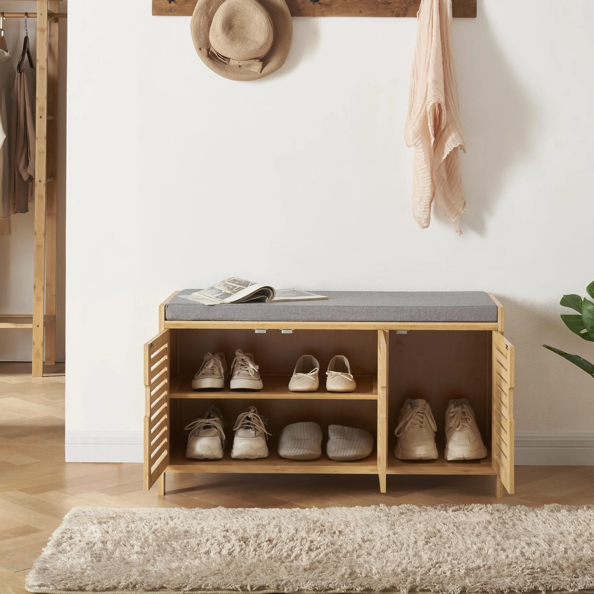 [en.casa] Selk szafka na buty z miejscem do przechowywania, ławka na buty z 3 drzwiami i 1 półką, 50 x 90 x 35 cm, tapicerowane siedzisko, bambus, kolor naturalny