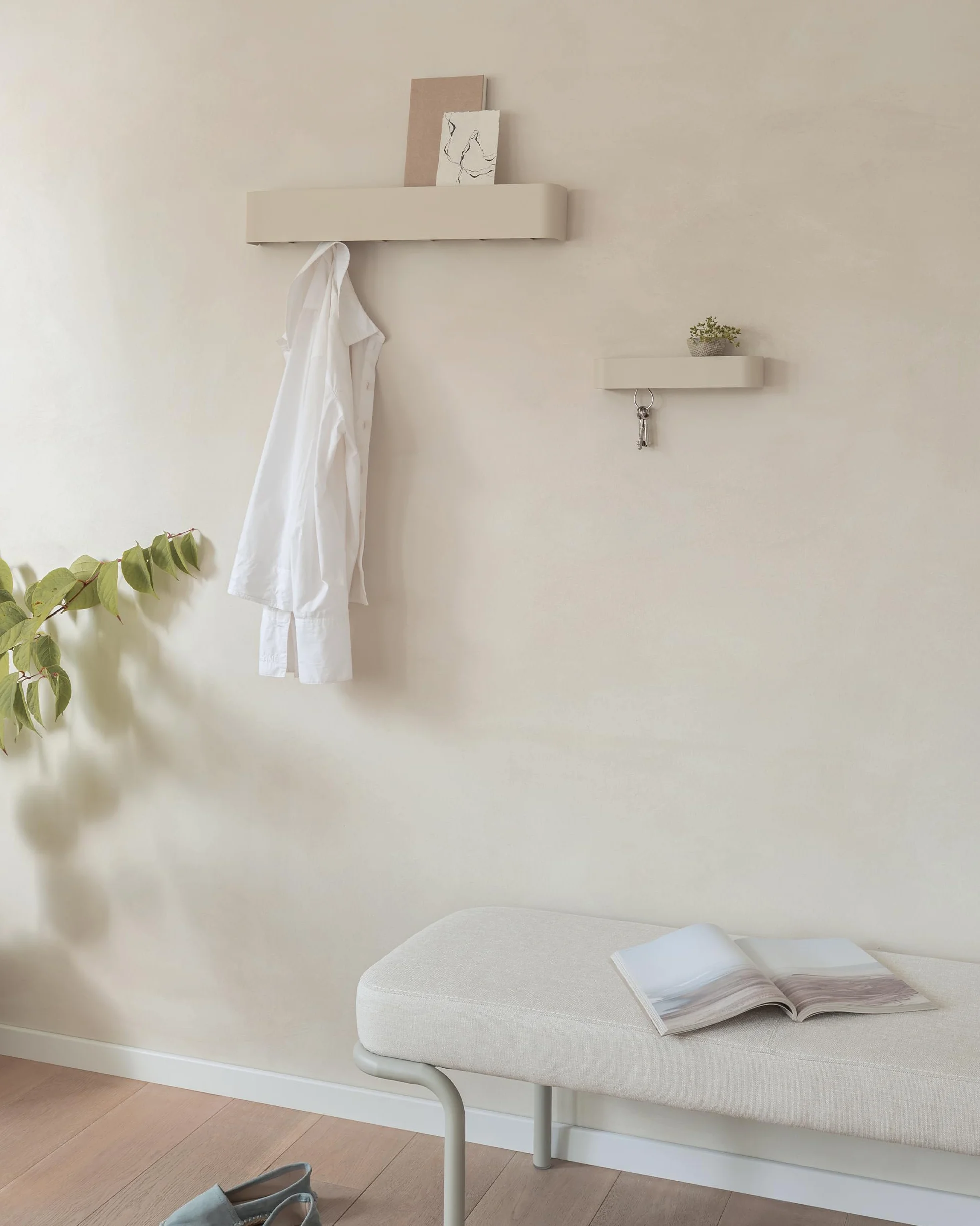 KAZAI. Wieszak na klucze 'Tone' | Minimalistyczny design wieszaków na klucze z Berlina | Nowoczesny uchwyt z metalową półką | Tablica jako mebel przedpokoju na ścianę | Taupe Piaskowy