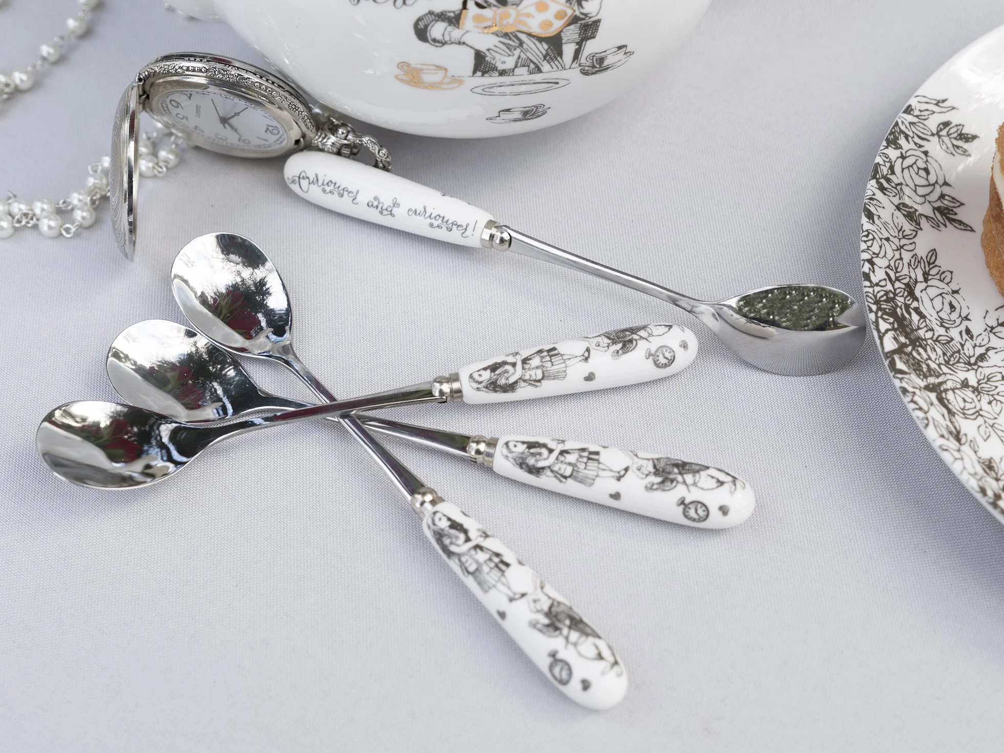 V&A Alice in Wonderland łyżeczka do herbaty ze stali nierdzewnej z dekoracyjnymi porcelanowymi uchwytami, 15,5 cm (6 cali) – biała